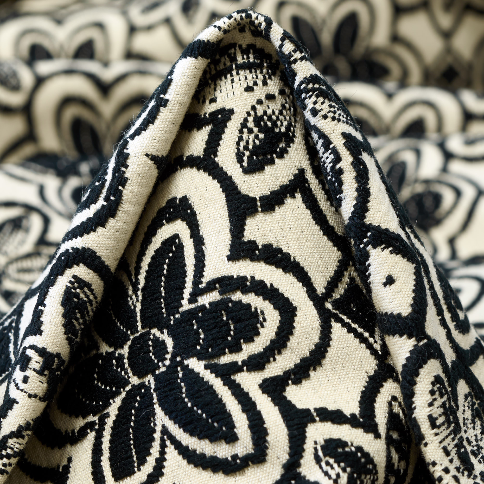 JACQUARD, COTTON BLEND, FLORAL, ANTIQUE WHITE&RAVEN BLACK (P000002950)