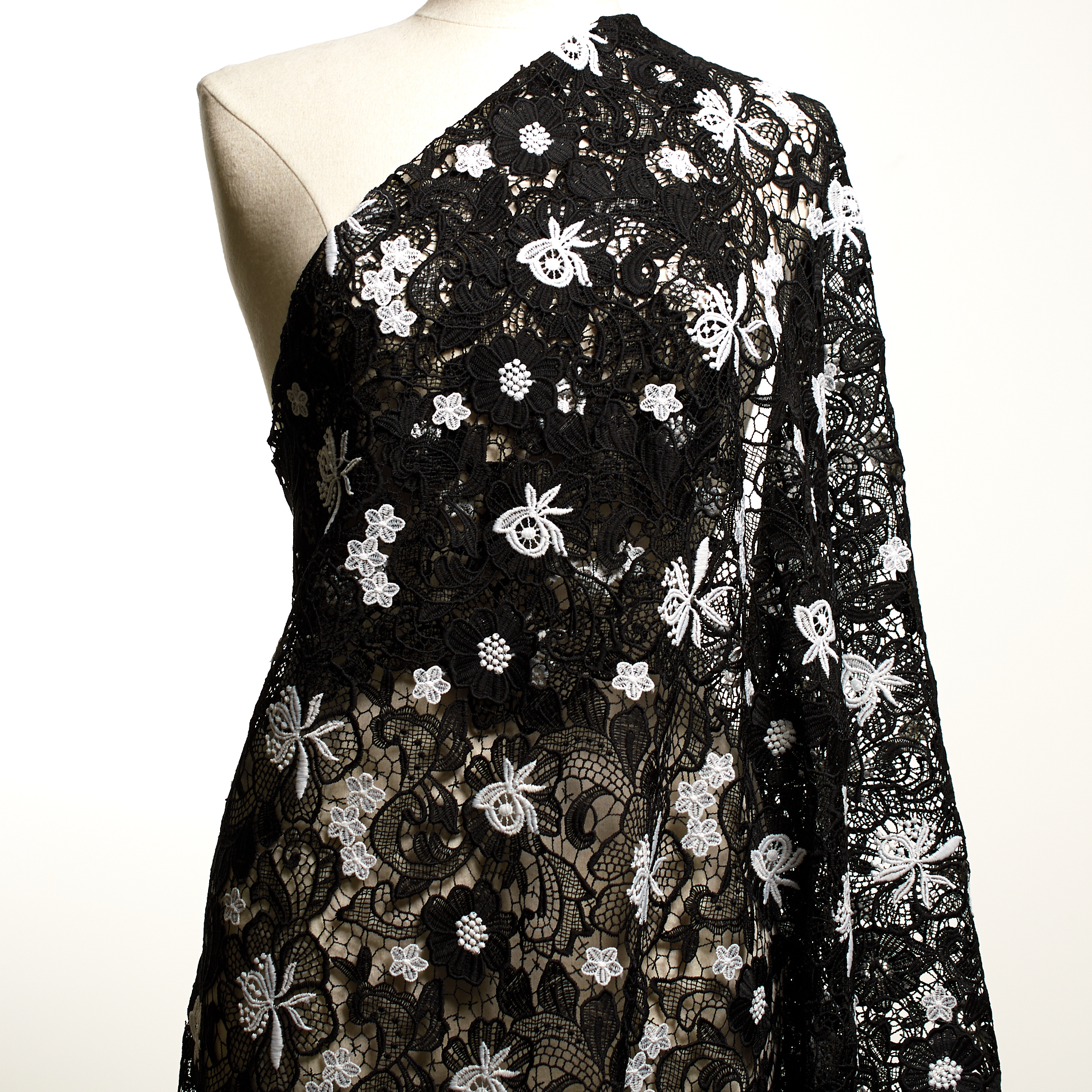 LACE, RAVEN BLACK&BRILLIANT WHITE (F000033272) - Mannequin