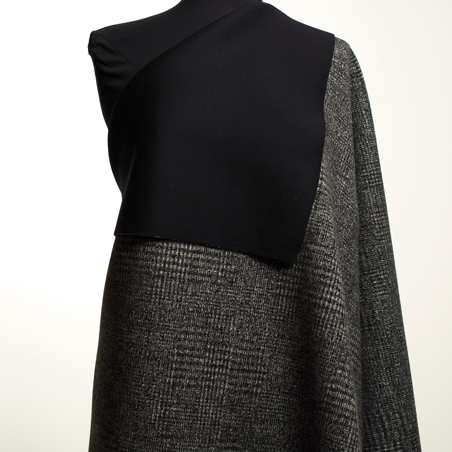 JERSEY, WOOL, GLENCHECK, RAVEN ALABASTER (F000033060) - Mannequin