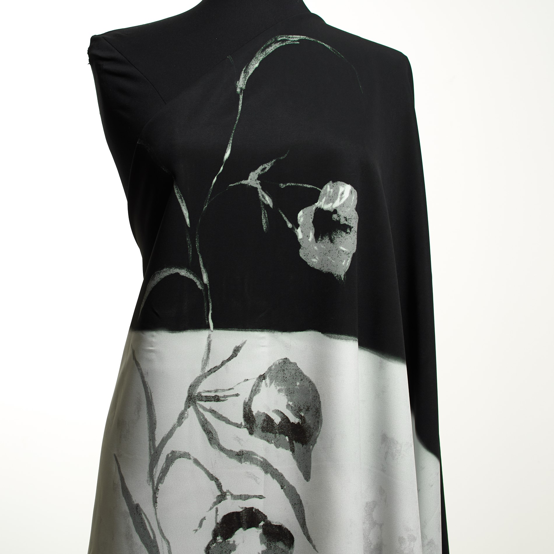 TECHNO STRETCH, PRINTED, CHALK&RAVEN BLACK (F000031343) - Mannequin
