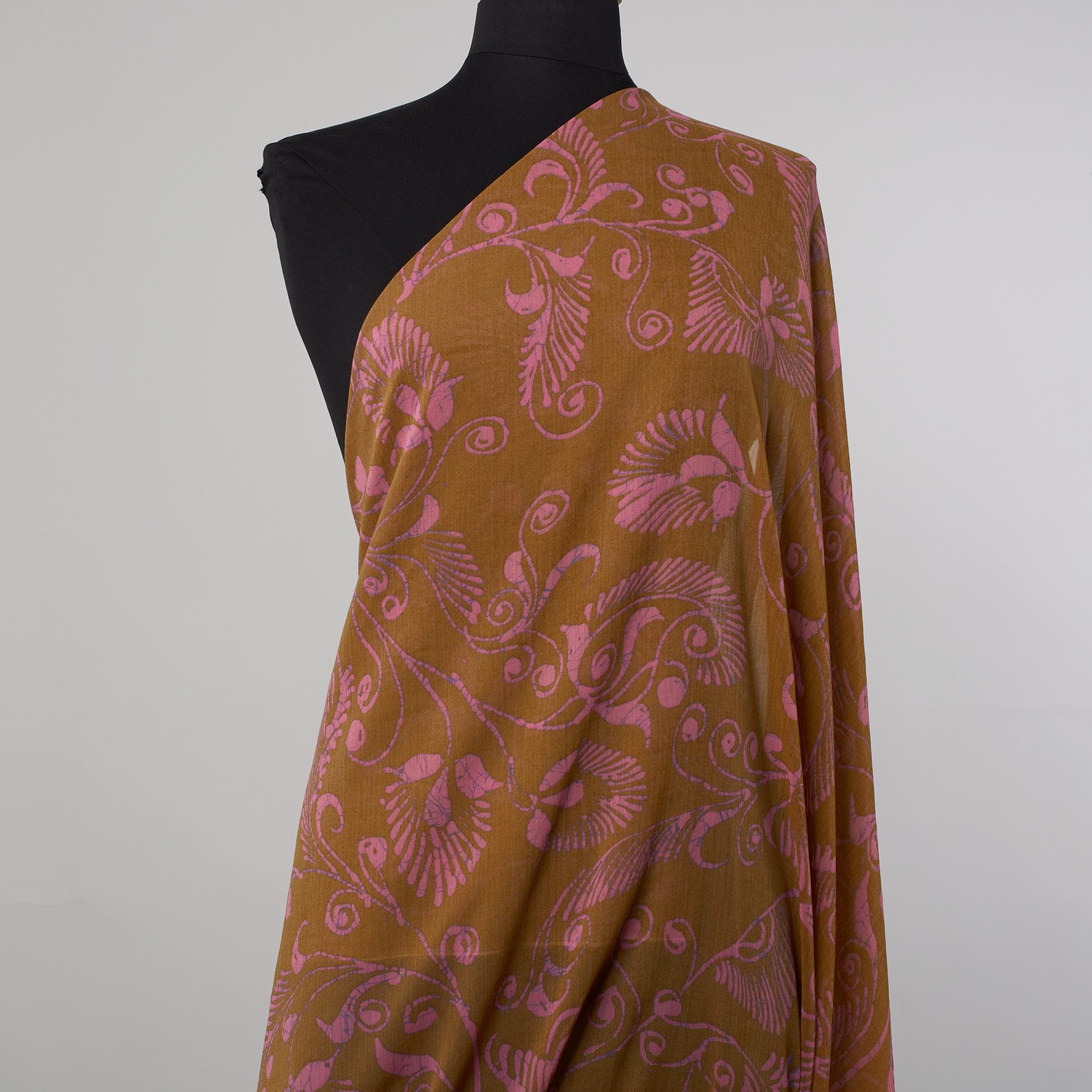 CRÊPE DE CHINE, WRINKLY, PRINTED, CARTOUCHE (F000022843) - Mannequin