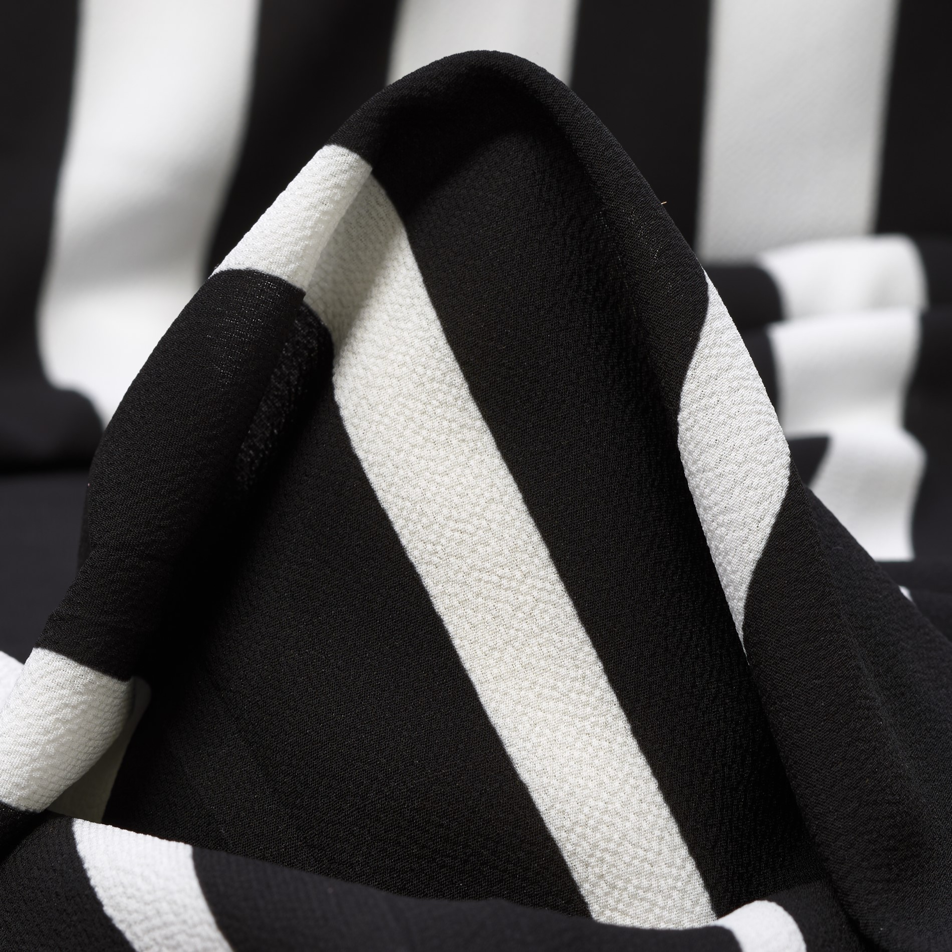 CRÊPE, WRINKLY, RAVEN BLACK&POWDER PUFF (F000031281)