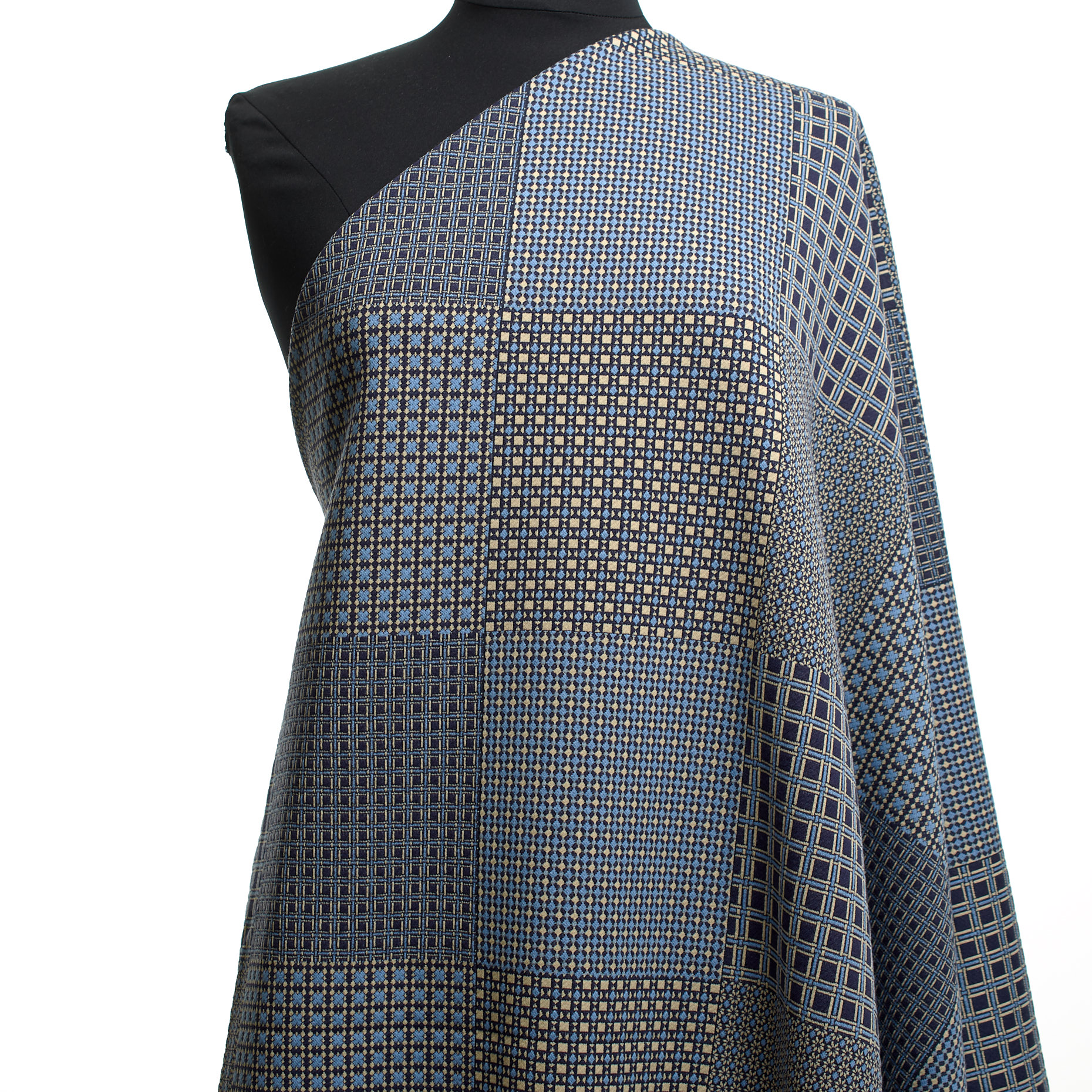 JERSEY, JACQUARD, SUPERSONIC BLUE (F000041010) - Mannequin