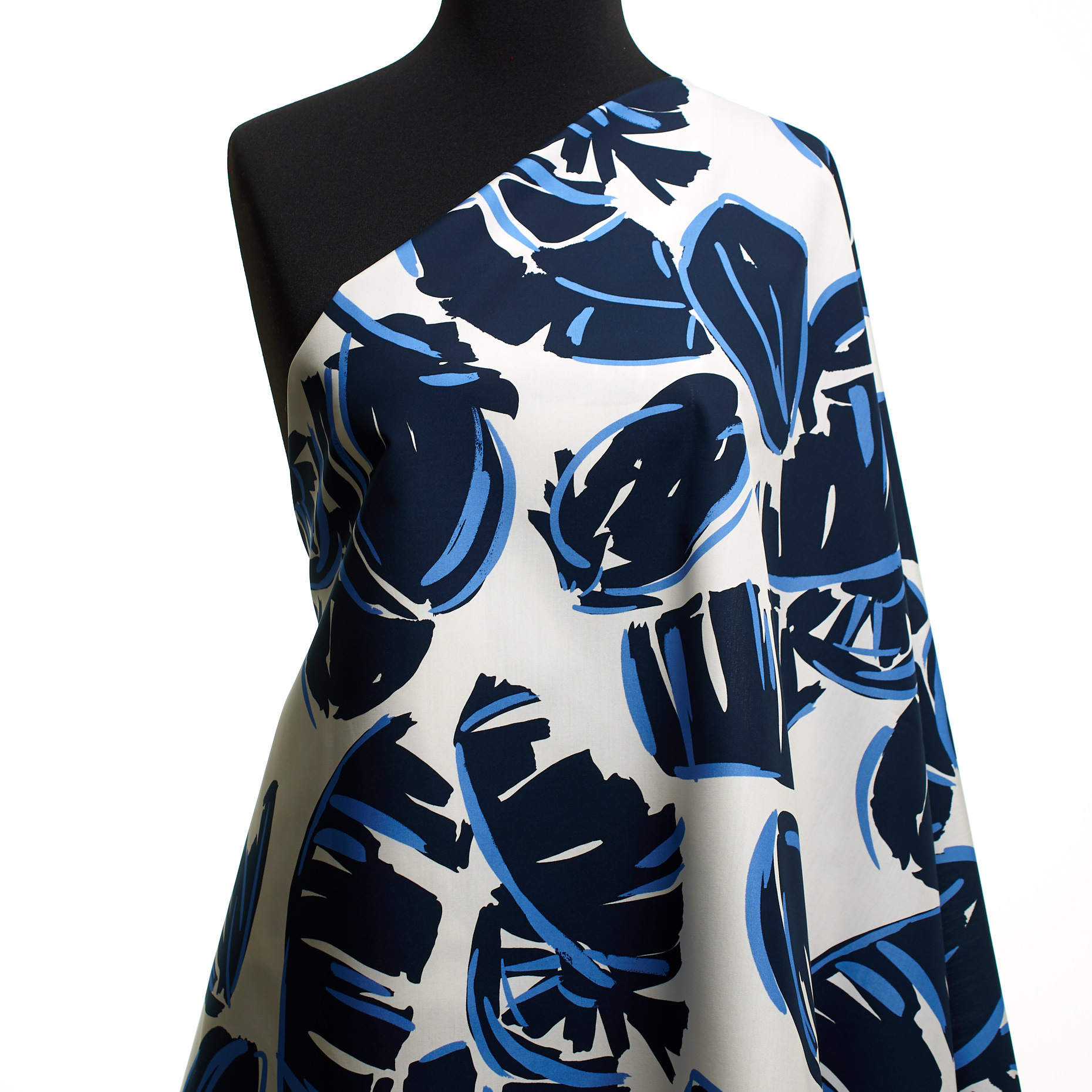 POPLIN, COTTON, FLORAL, WHITE ONYX&BLUE NIGHTS (F000049560) - Mannequin