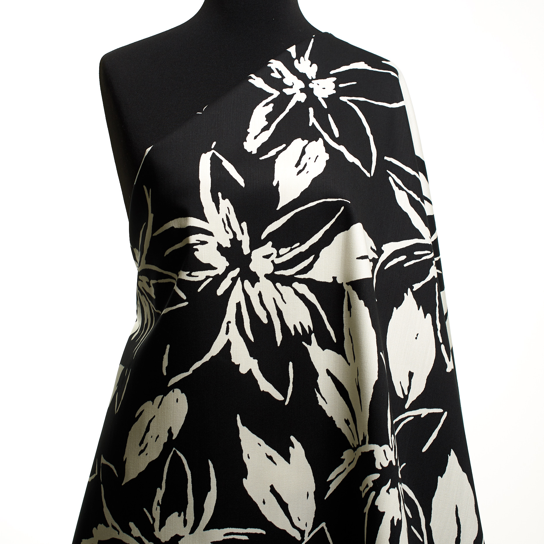 TWILL, COTTON, FLORAL, BLACK BEAUTY&SNOW WHITE (F000049405) - Mannequin