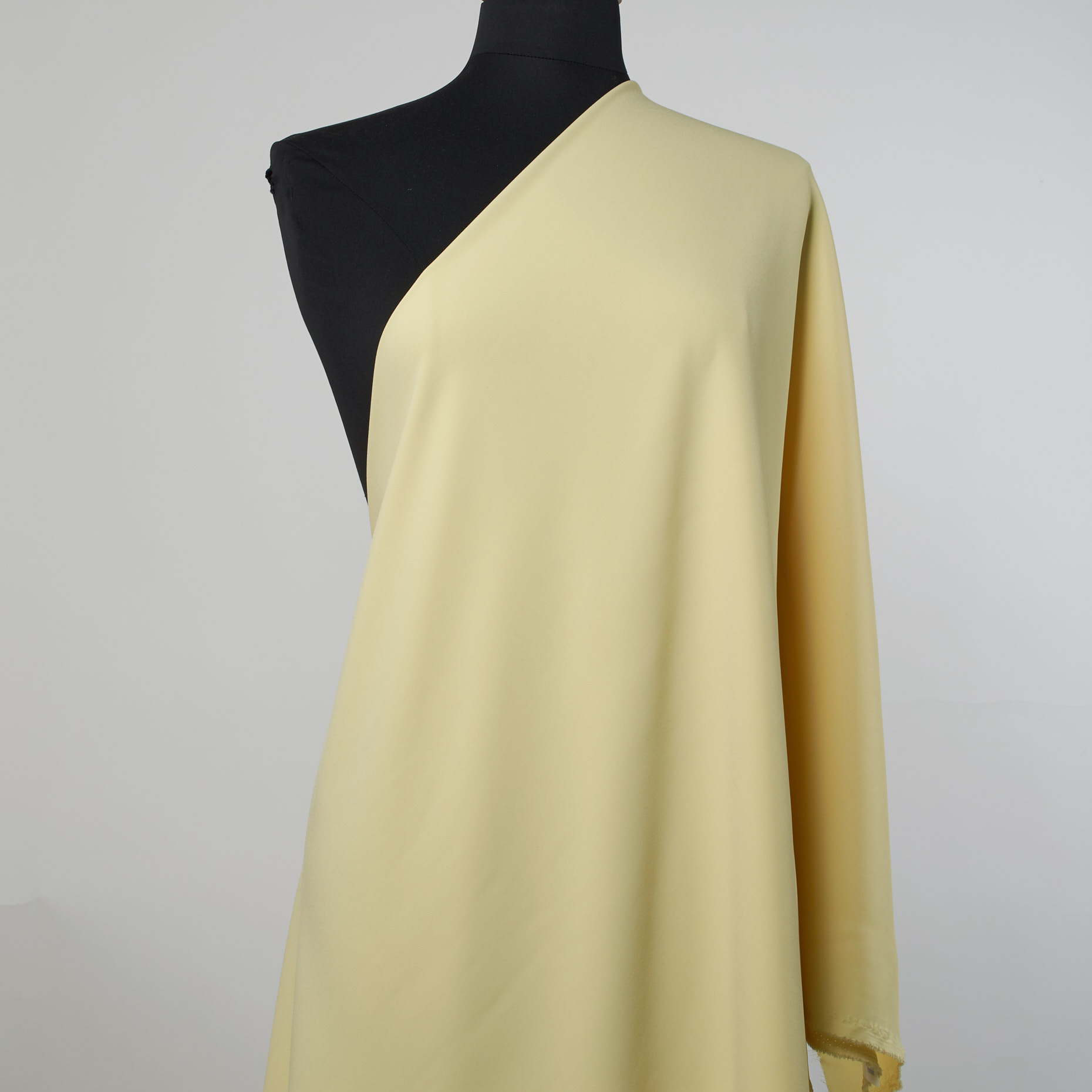 CRÊPE, TRIACETATE, PALE LEMON (F000024335) - Mannequin
