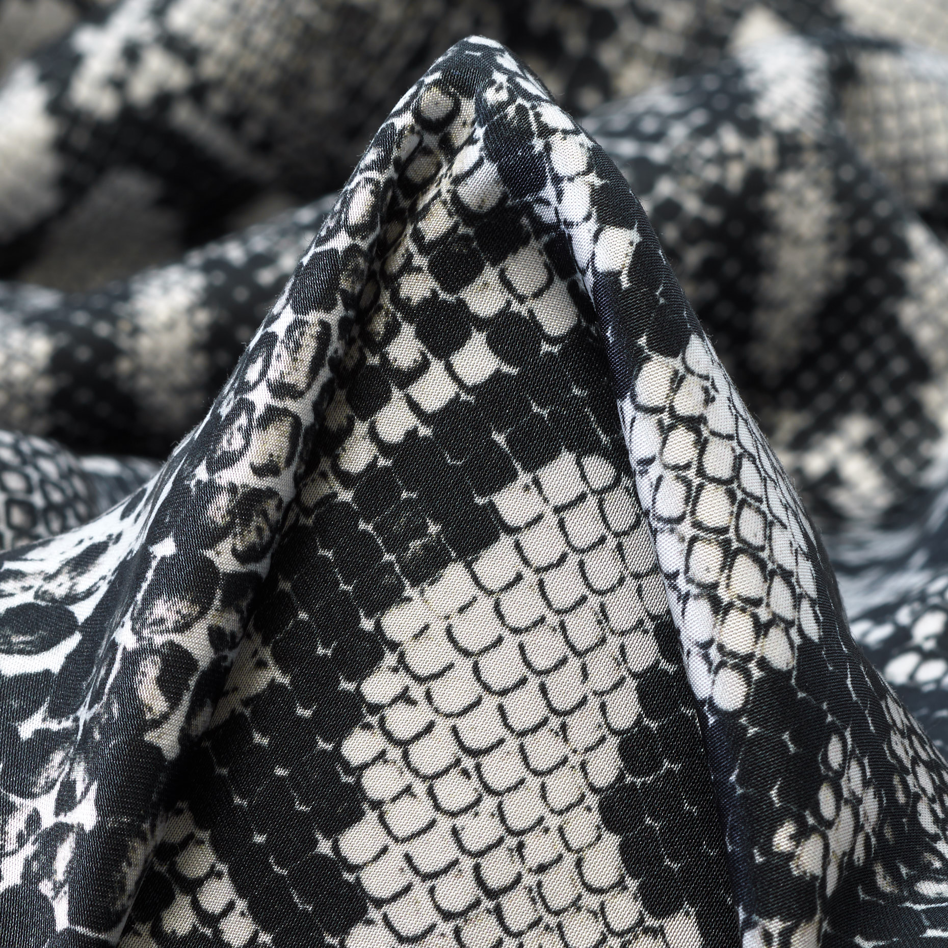 SATIN, VISCOSE, PRINTED, RAVEN BLACK&SNOW WHITE (T0000270)