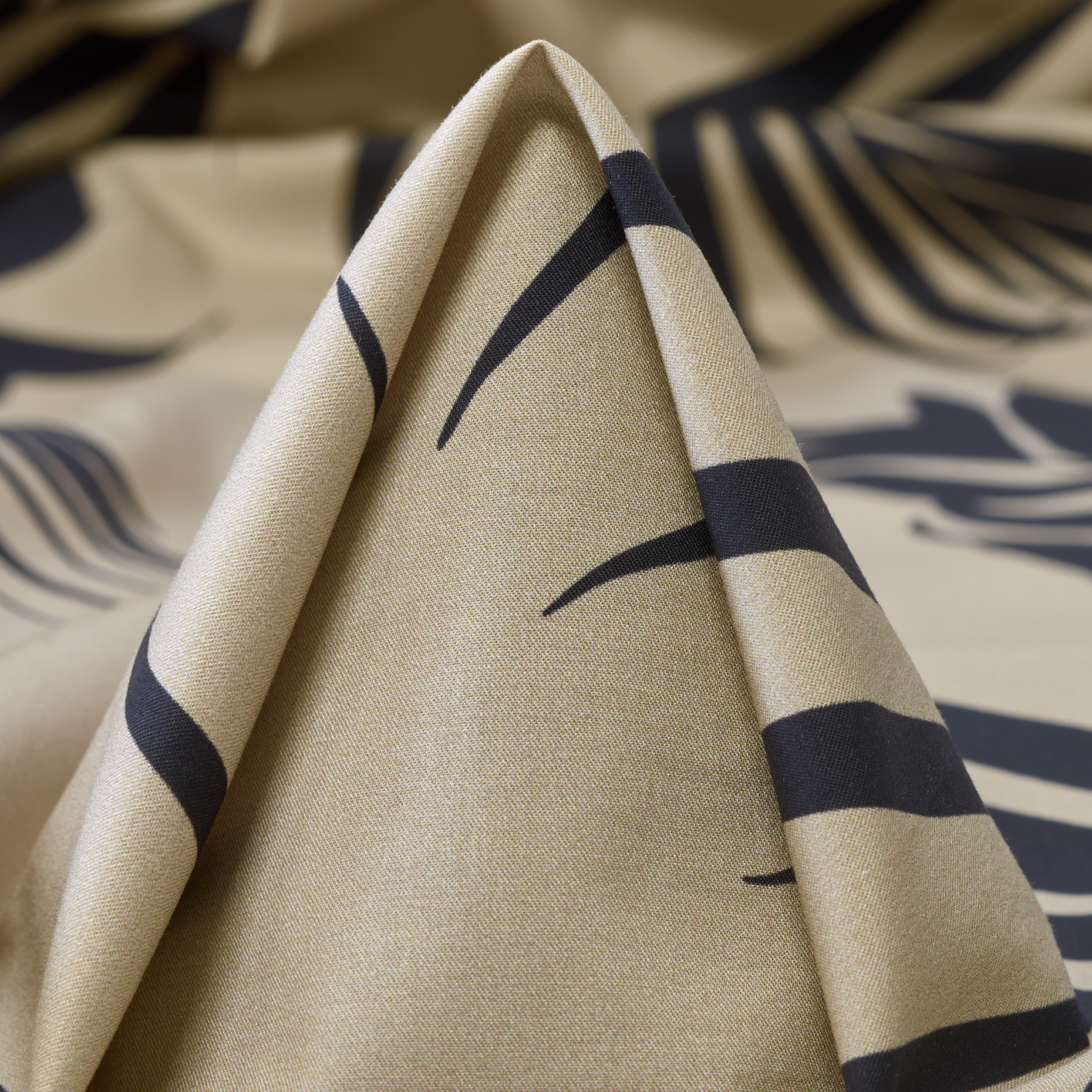 POPLIN, COTTON, FLORAL, OYSTER GRAY&RAVEN BLACK (T0000731)