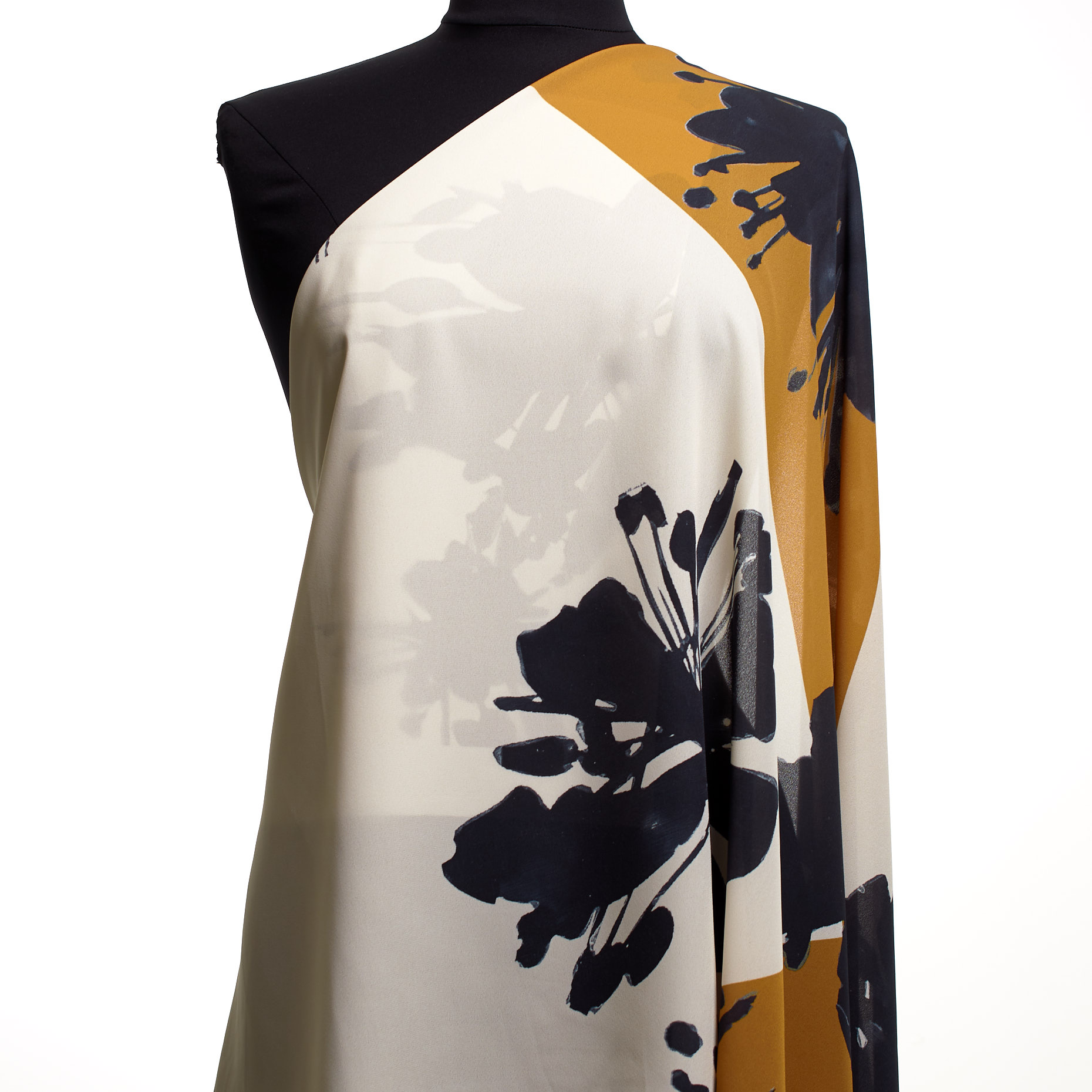 Креп, Принт, Cream Gold&Black Sand (F000043421) - Манекен