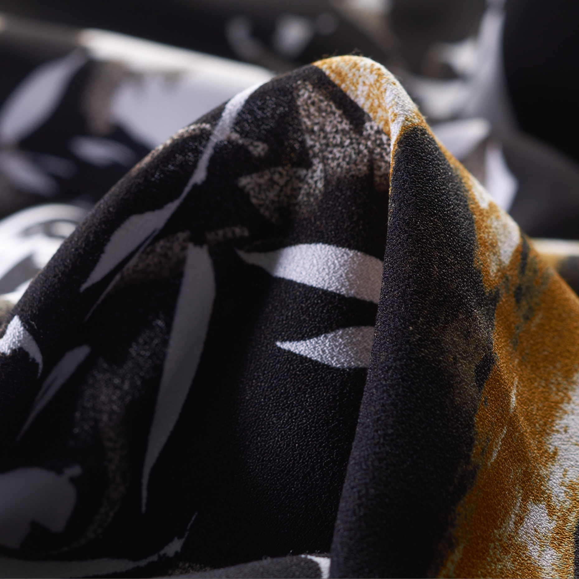 CRÊPE, VISCOSE, PRINTED, RAVEN BLACK&BRILLIANT WHITE (F000026562)