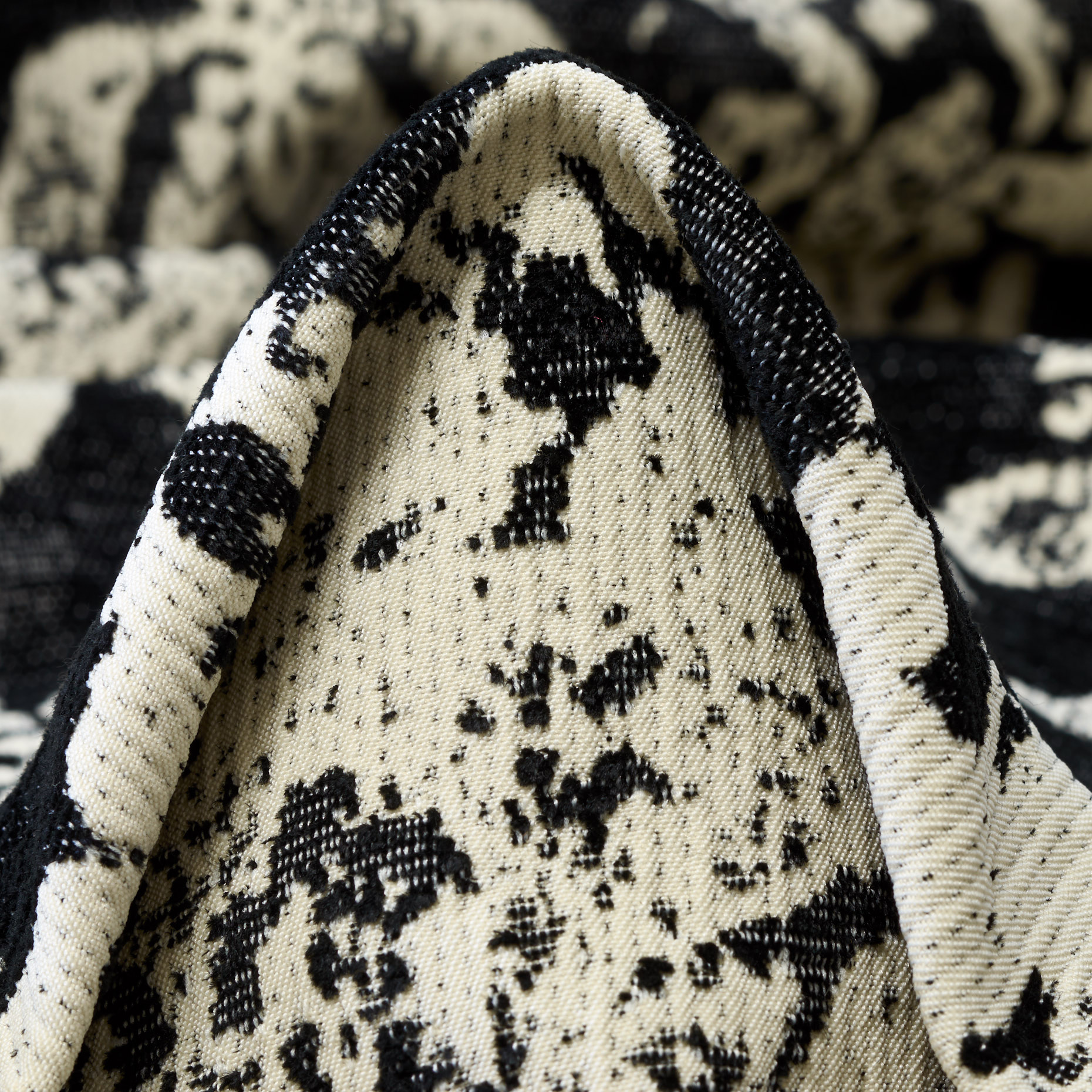 JACQUARD, FLORAL, ANTIQUE WHITE&RAVEN BLACK