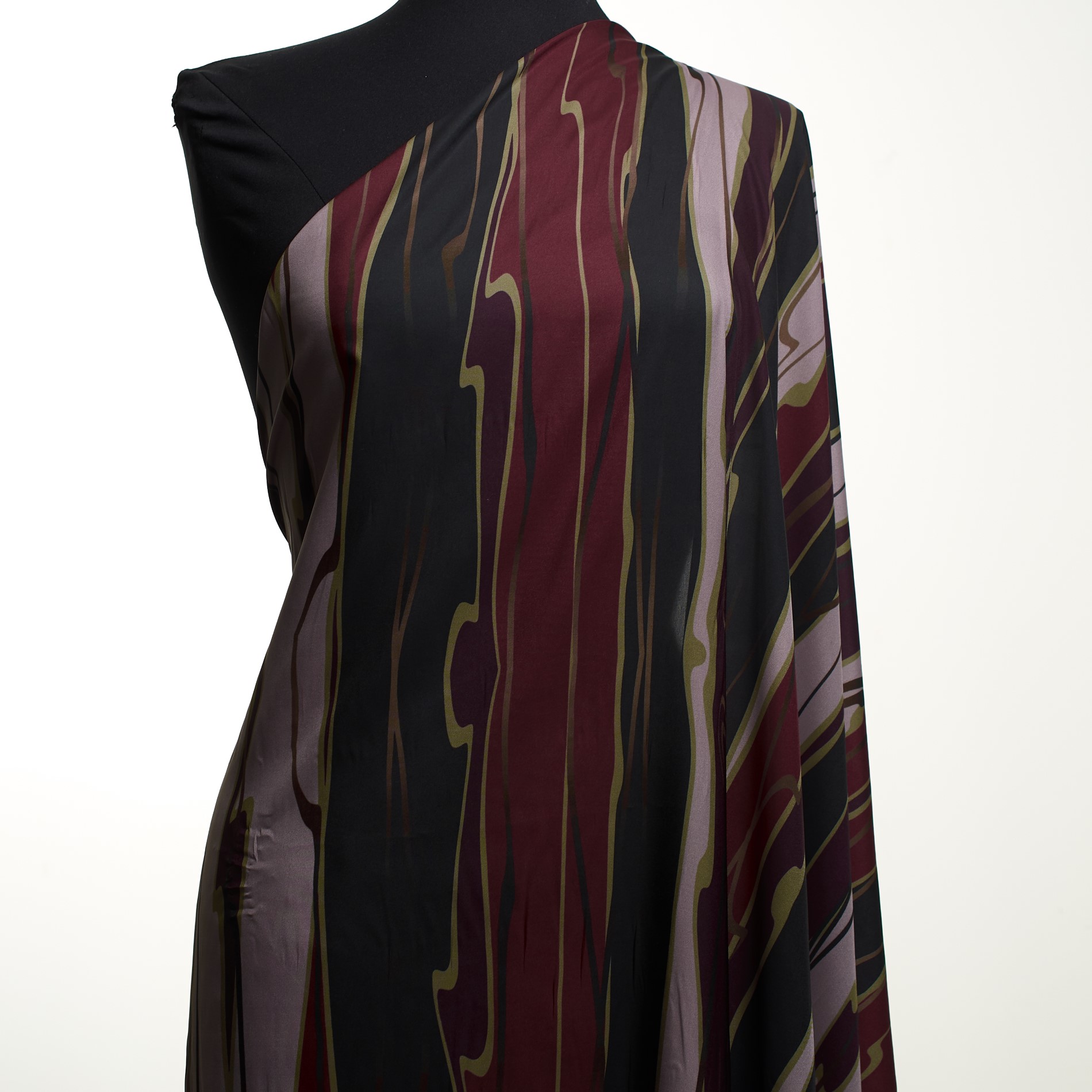 SATIN, PRINTED, CABERNET&RAVEN BLACK (F000031240) - Mannequin