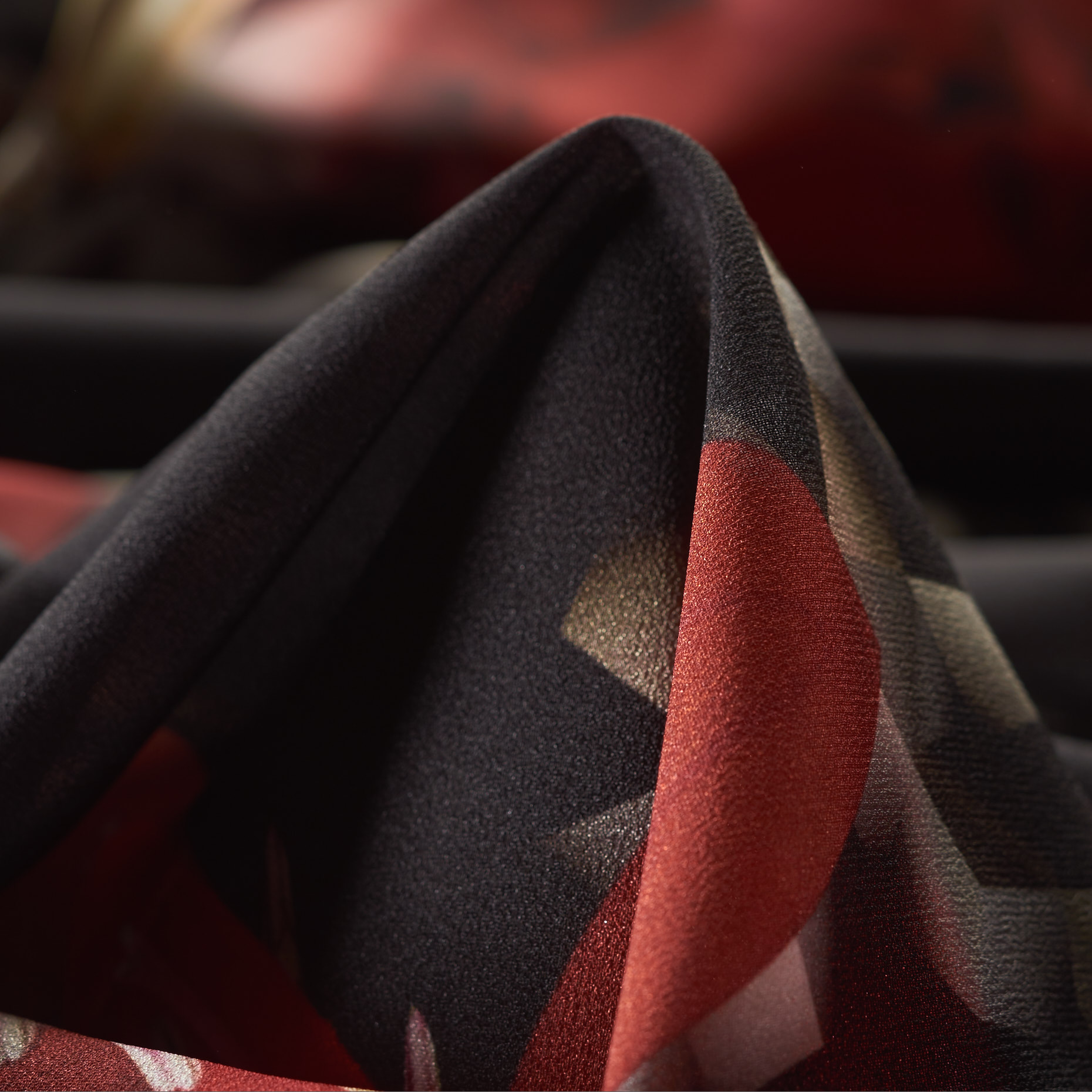 CRÊPE DE CHINE, FLORAL, BLACK SAND&LAVA FALLS (F000025288)