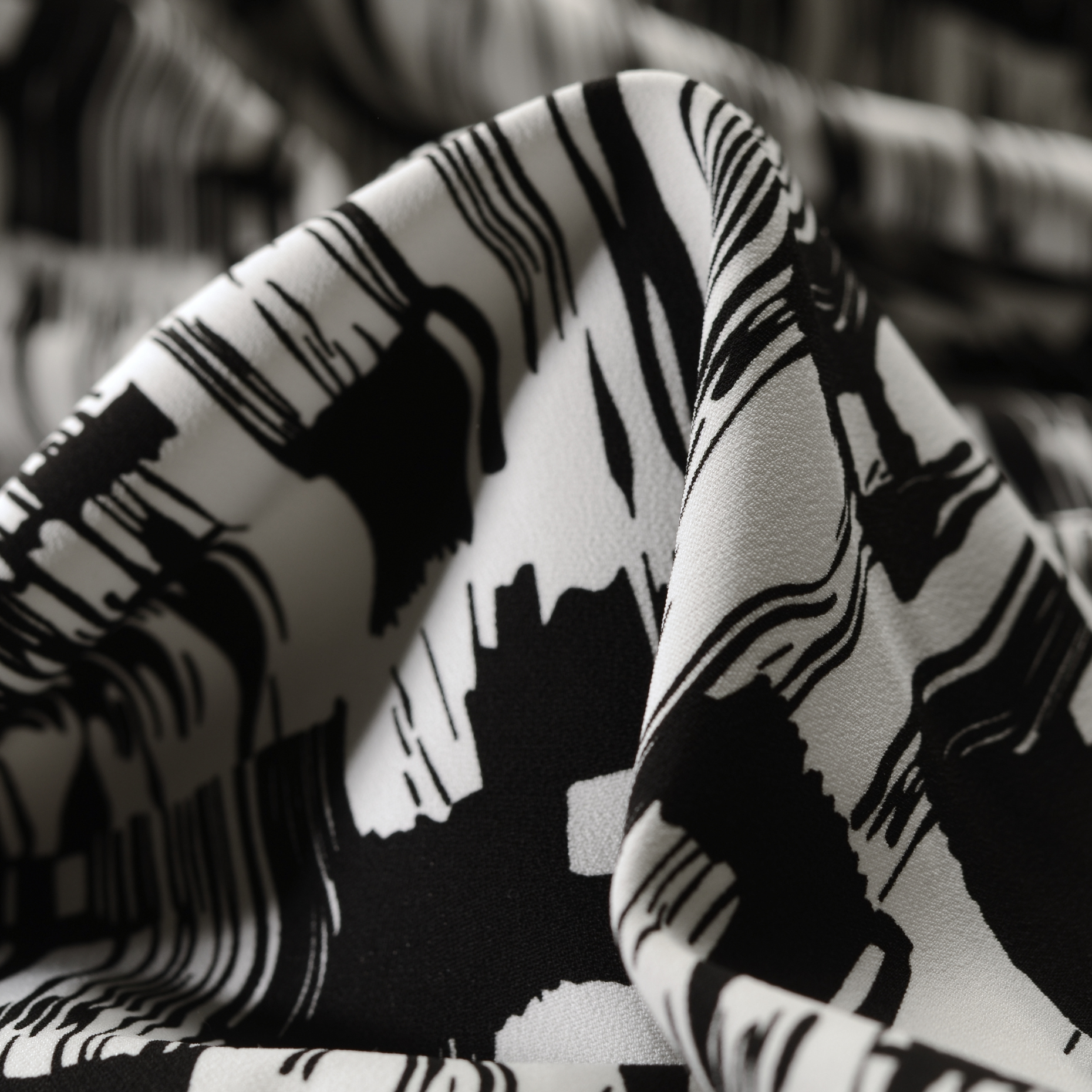 CRÊPE, VISCOSE, PRINTED, RAVEN BLACK&SNOW WHITE (F000016178)