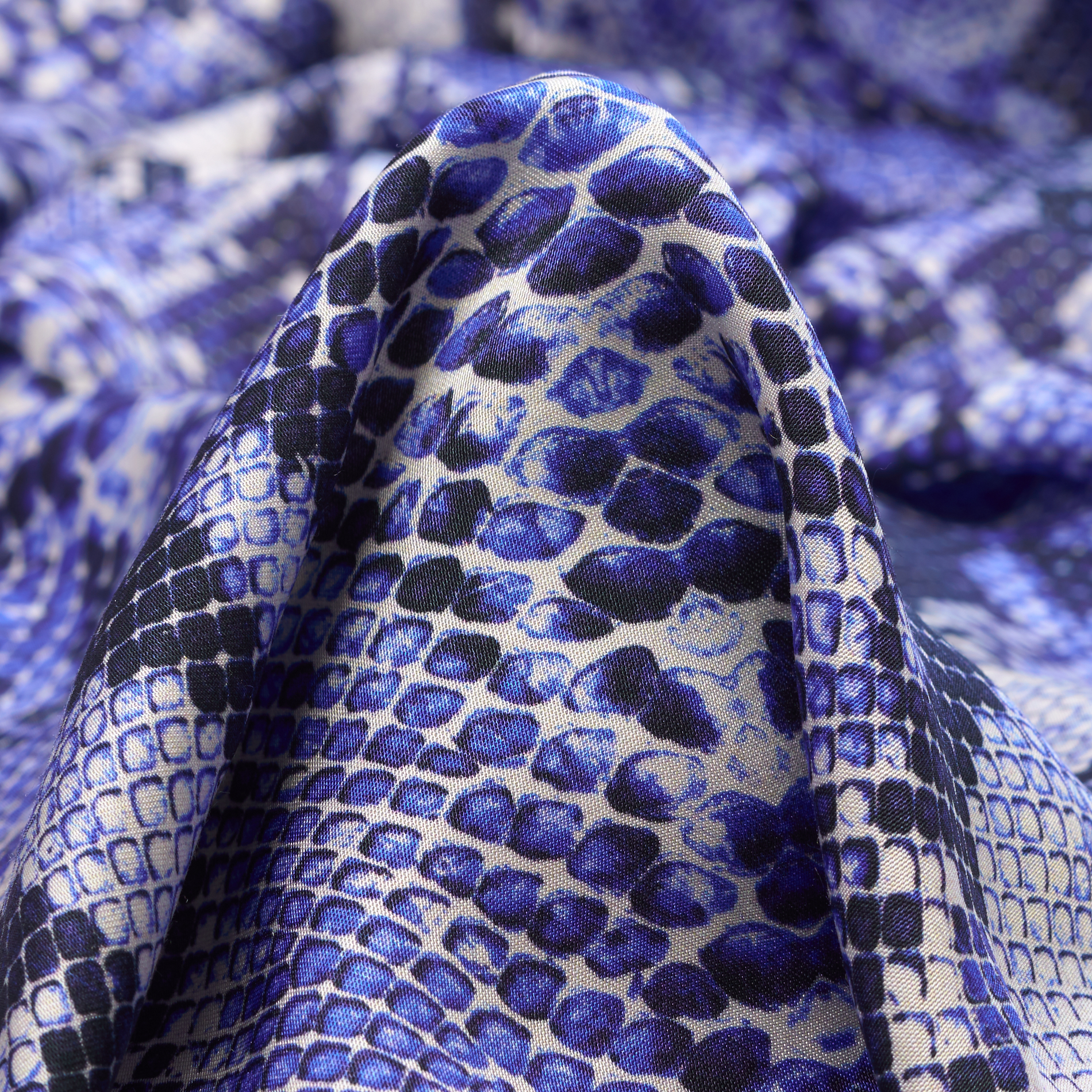 SATIN, VISCOSE, PRINTED, VAPOROUS GRAY&LAPIS BLUE (T0000130)