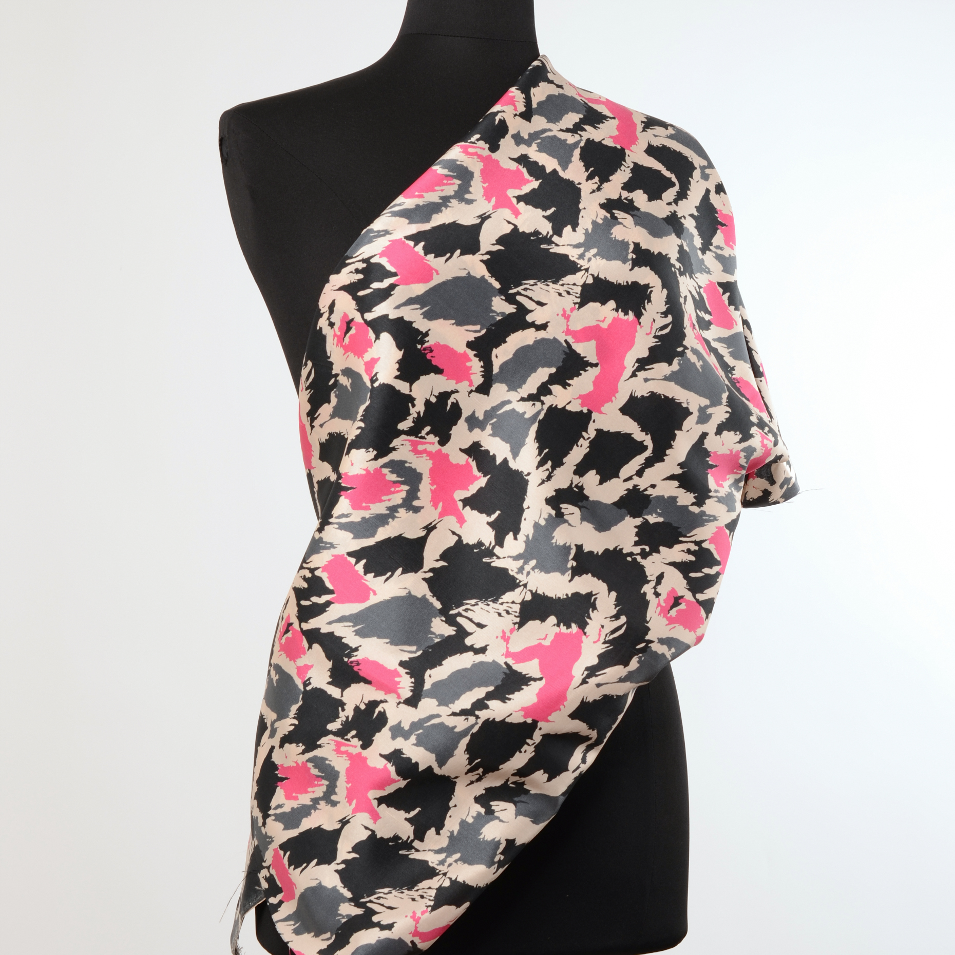 SILK, PONGEE, PRINTED, STRAWBERRY (F000007127) - Mannequin