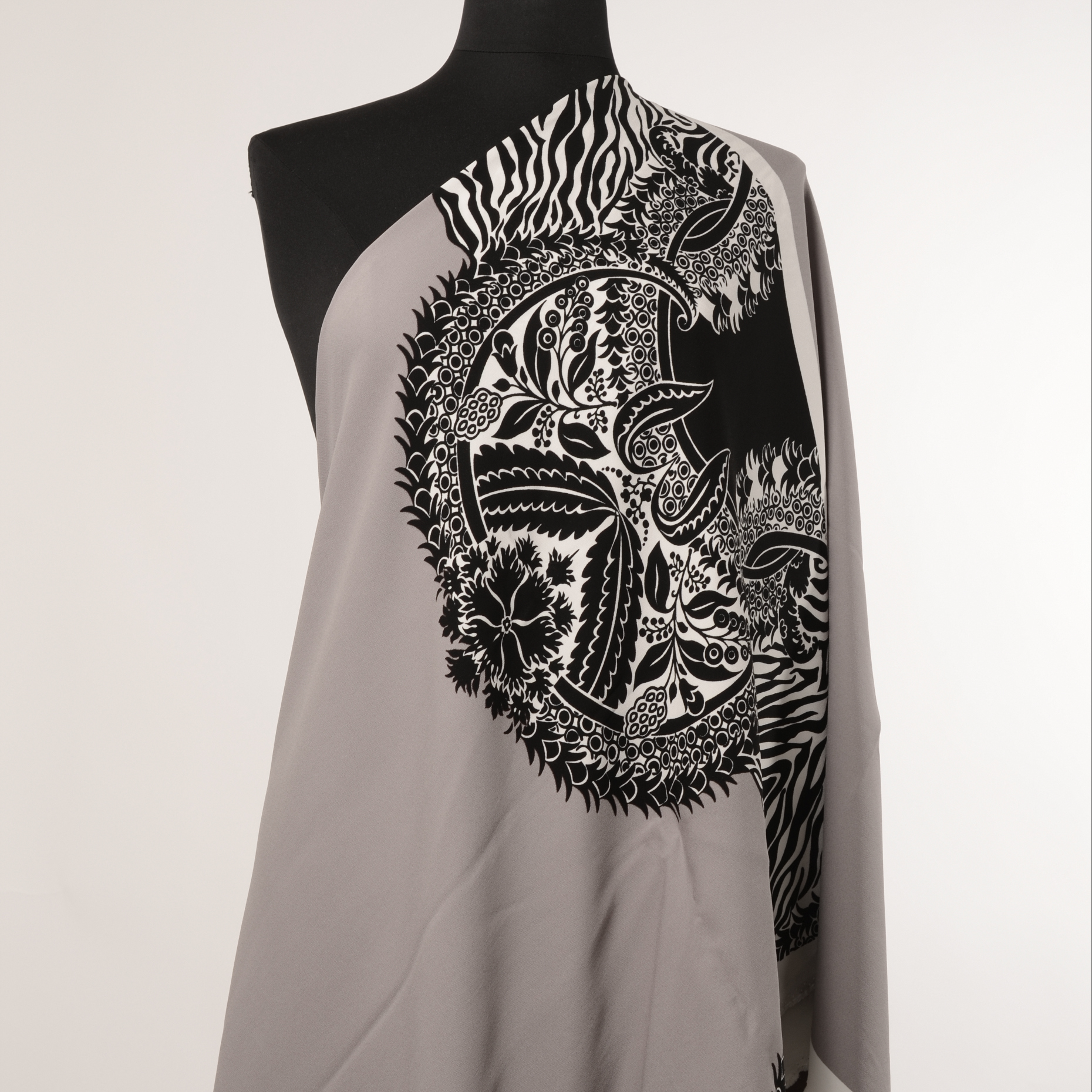 CRÊPE, VISCOSE, PRINTED, OPAL GRAY&BRILLIANT WHITE (F000016182) - Mannequin