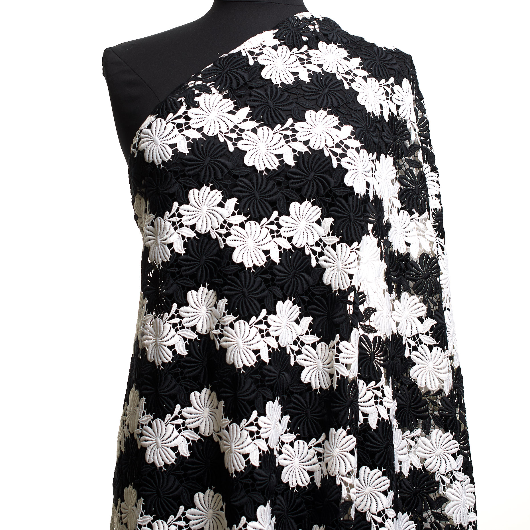 LACE, FLORAL, RAVEN BLACK&BRILLIANT WHITE (F000037650) - Mannequin