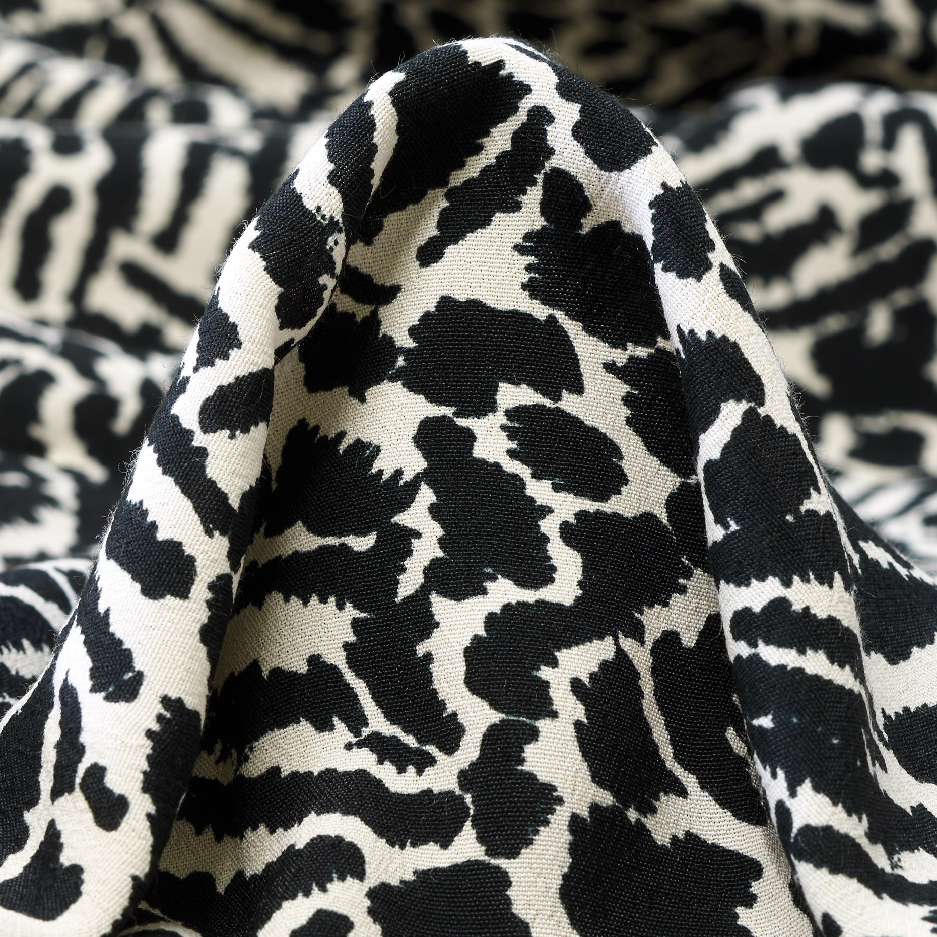 CRÊPE, VISCOSE, ANIMAL, RAVEN BLACK&IVORY (F000040088)