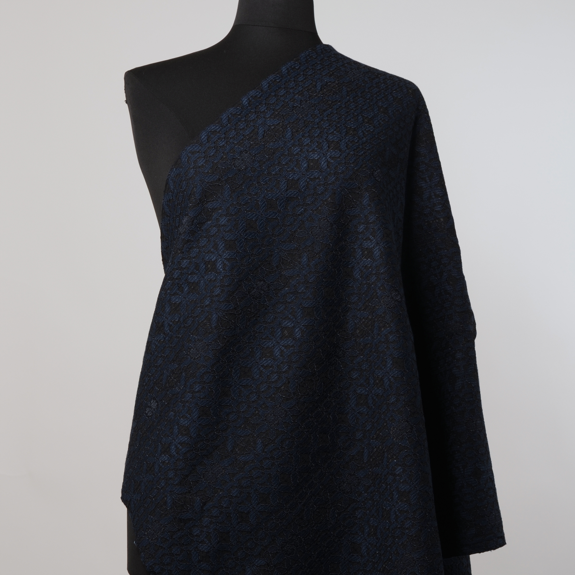 Кружево, Хлопок, Стрейч, Ocean Deep&Raven Black (F000017869) - Манекен