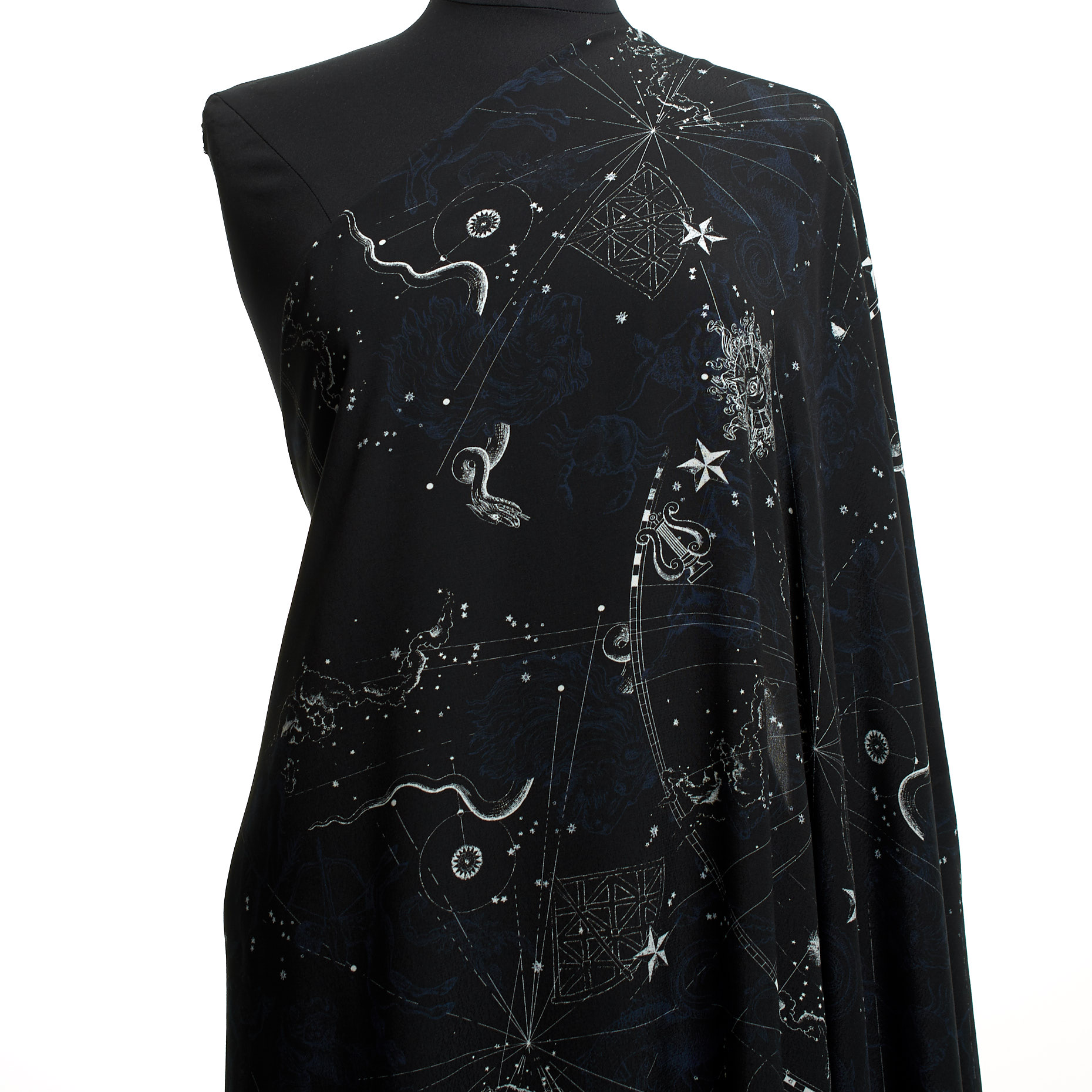 Креп, Вискоза, Принт, Raven Black&Brilliant White (F000039642) - Манекен