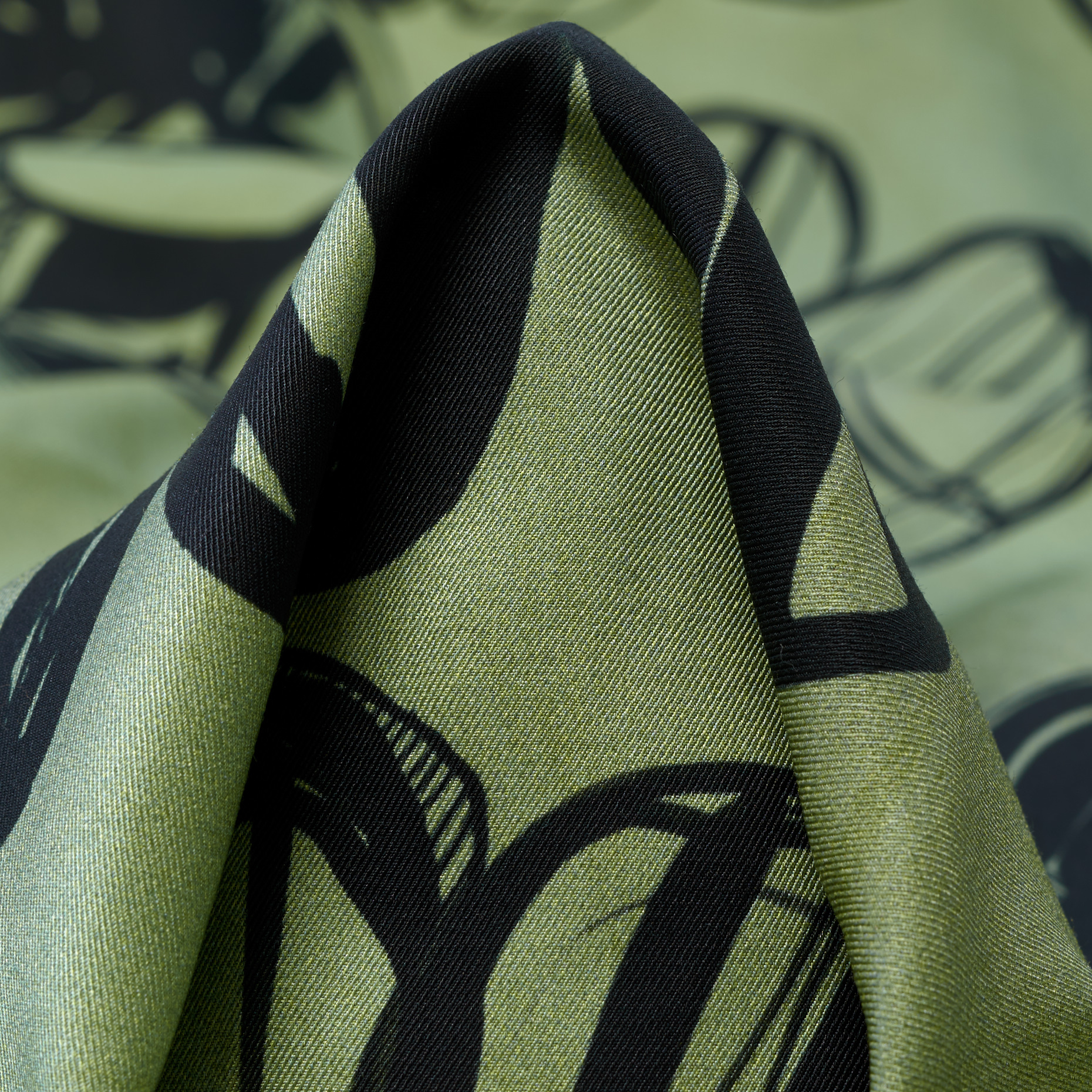 TWILL, VISCOSE, FLORAL, JADE&JET BLACK (F000049198)