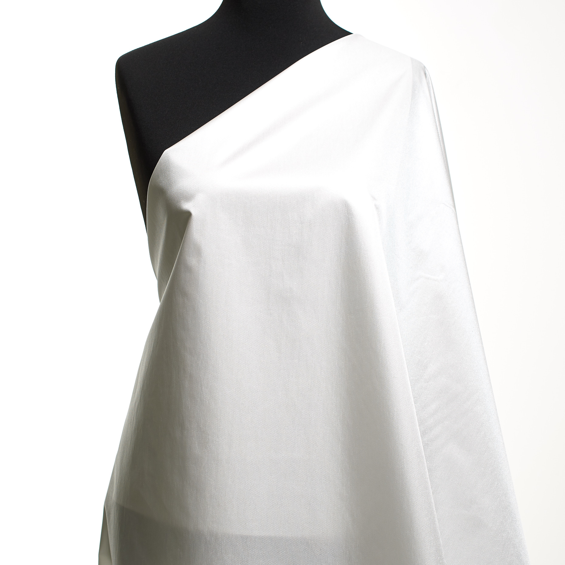 PIQUÉ, SHIMMERING, STIFF, BRILLIANT WHITE (F000024090) - Mannequin