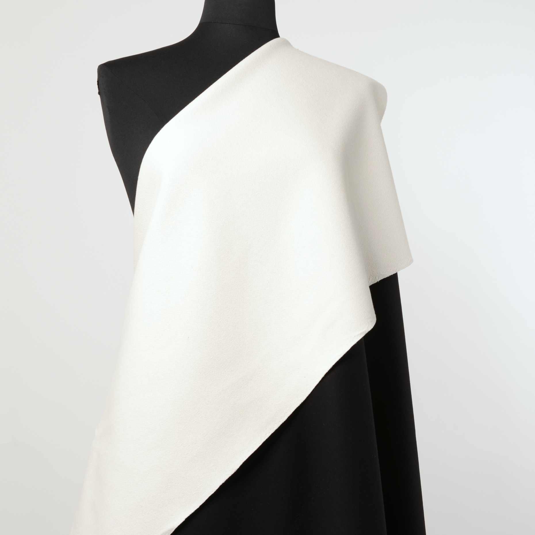 JERSEY, DOUBLE, COTTON, VANILLA ICE&RAVEN BLACK (F000022197) - Mannequin