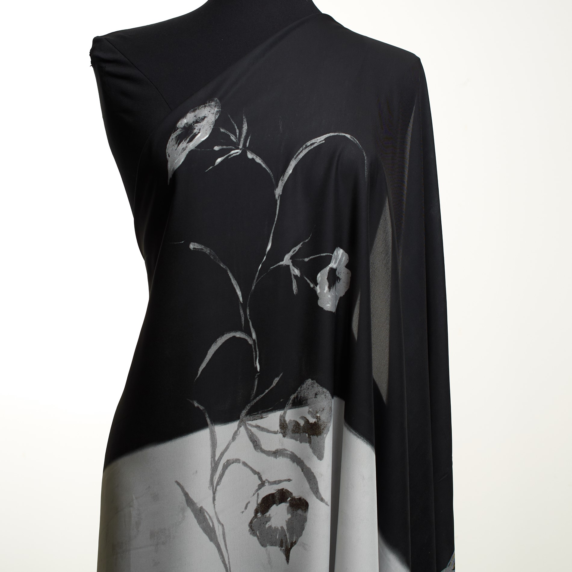 Chifón, Estampado, Floreal, Raven Black&Brilliant White (F000031195) - Maniquí