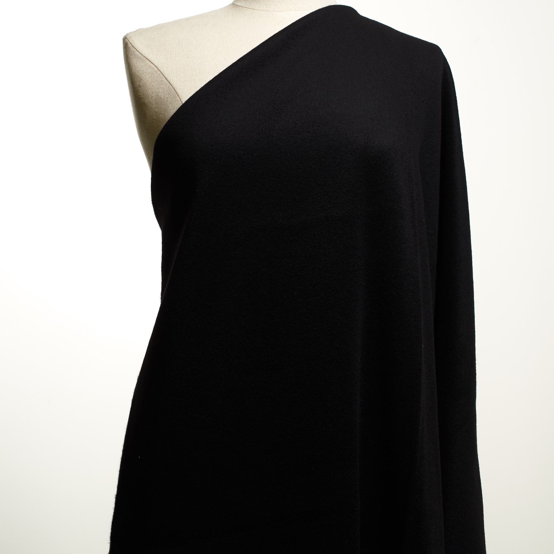 CASHMERE, RAVEN BLACK (P2-0001050) - Mannequin