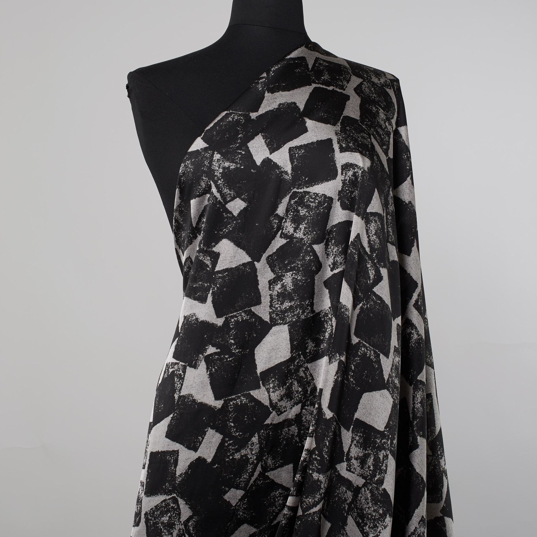 Seidenoptik, Bedruckt, Raven Black&Nimbus Cloud (F000026518) - Schaufensterpuppe