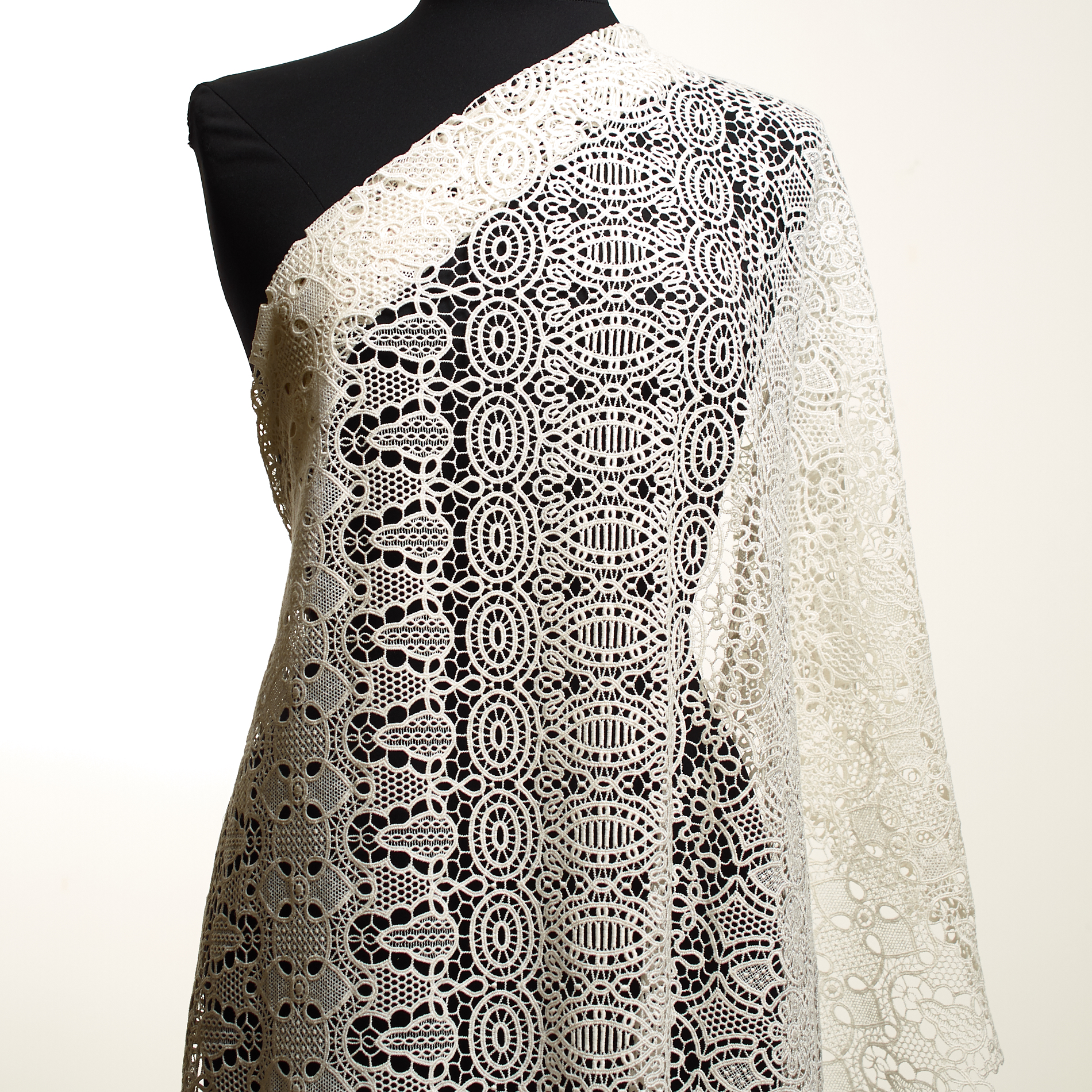 LACE, COTTON, FLORAL, SNOW WHITE (F000034411) - Mannequin