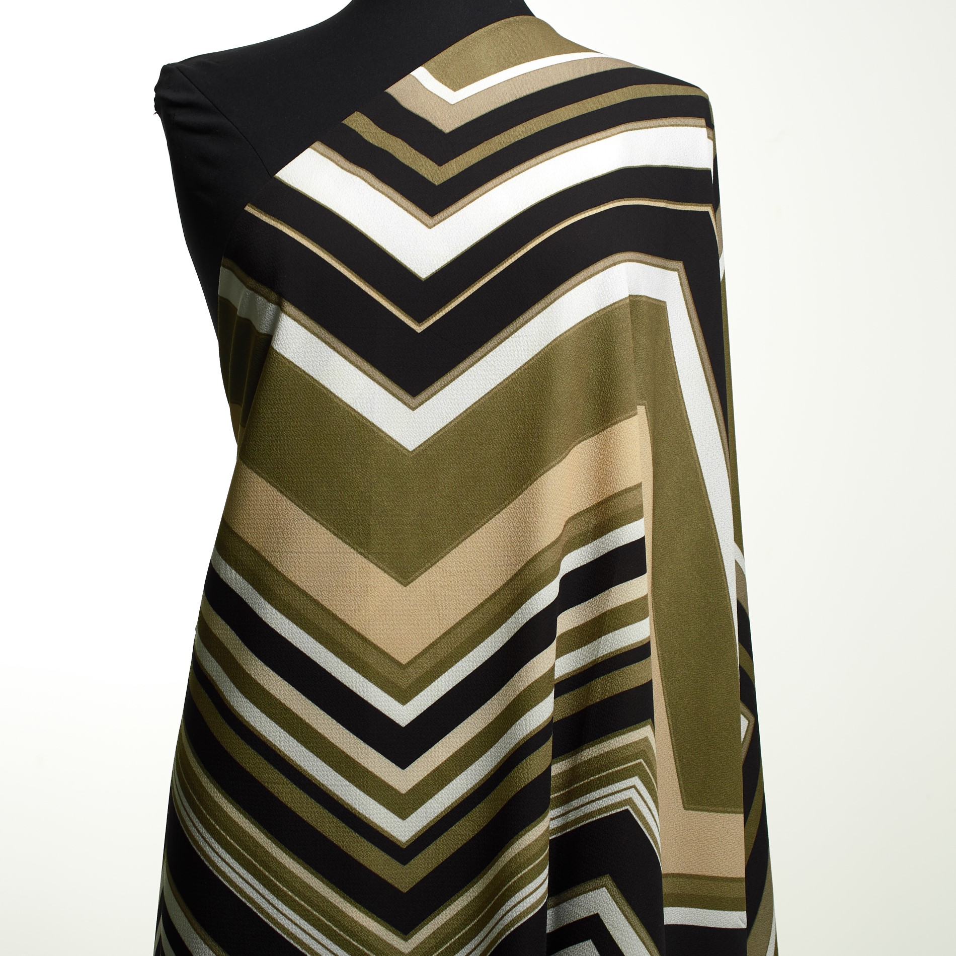 CRÊPE, PRINTED, RAVEN BLACK&SAGE (F000031222) - Mannequin