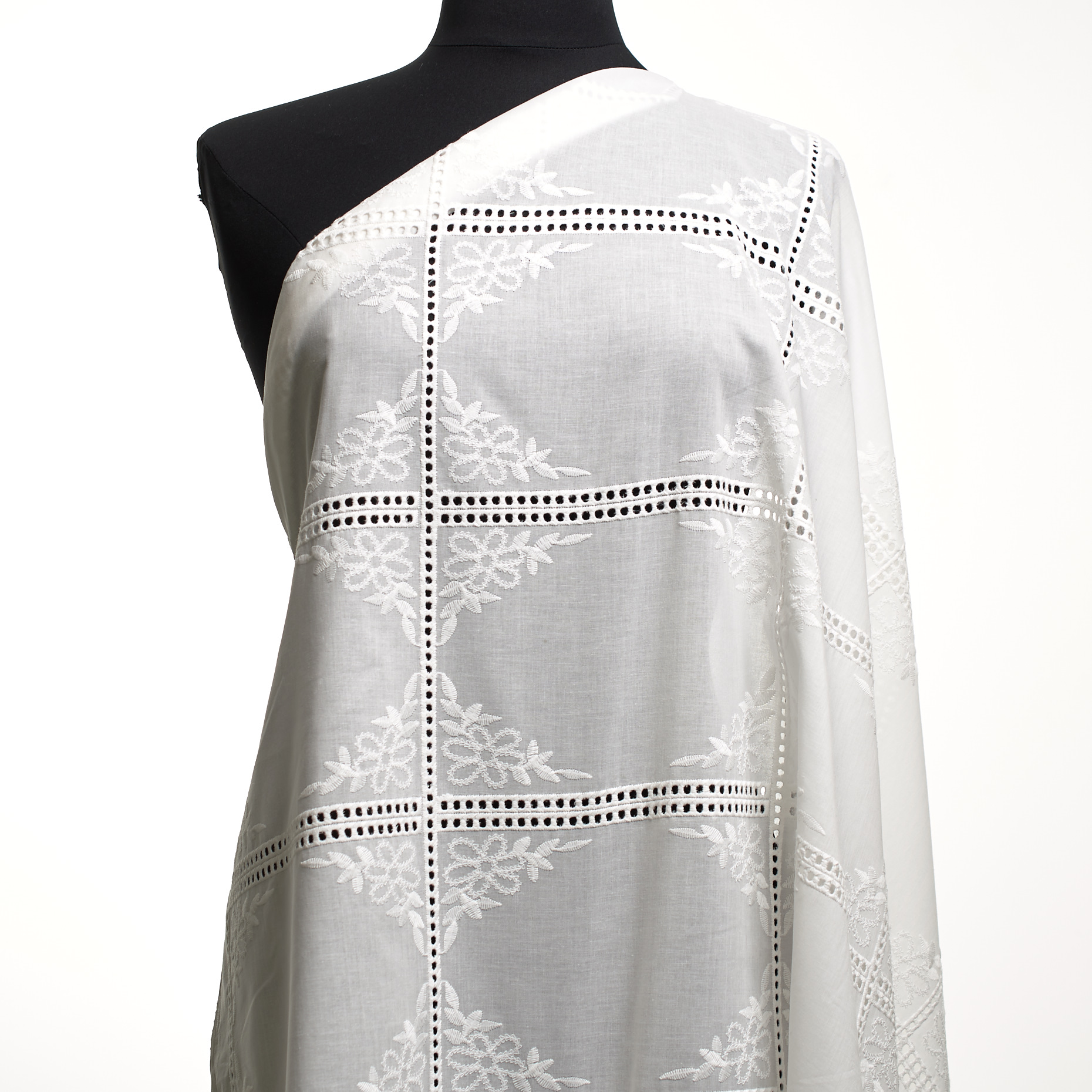 BATISTE, COTTON, EMBROIDERED, BRILLIANT WHITE (F000048755) - Mannequin