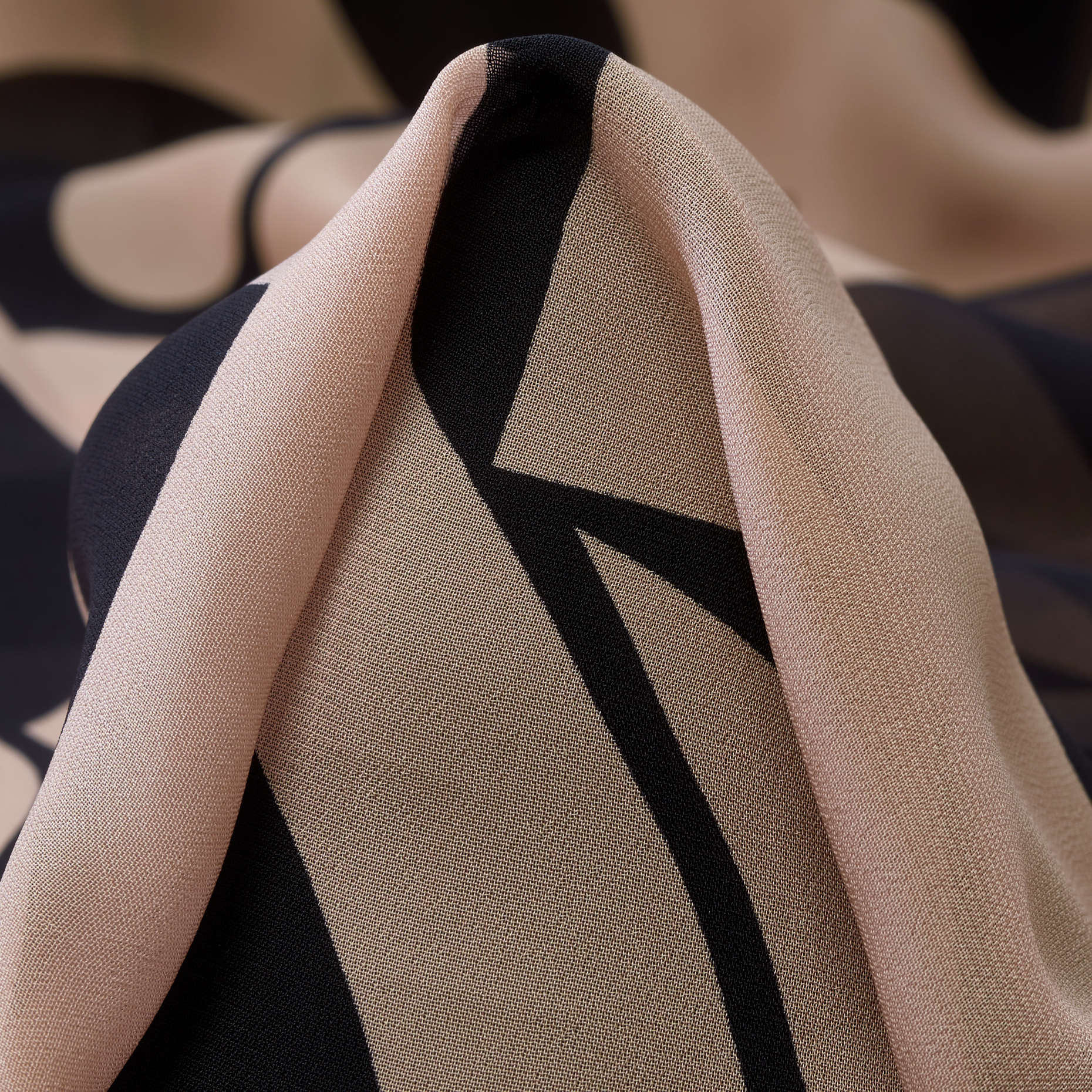 CHIFFON, VISCOSE, PRINTED, PEACH WHIP&JET BLACK (F000049143)