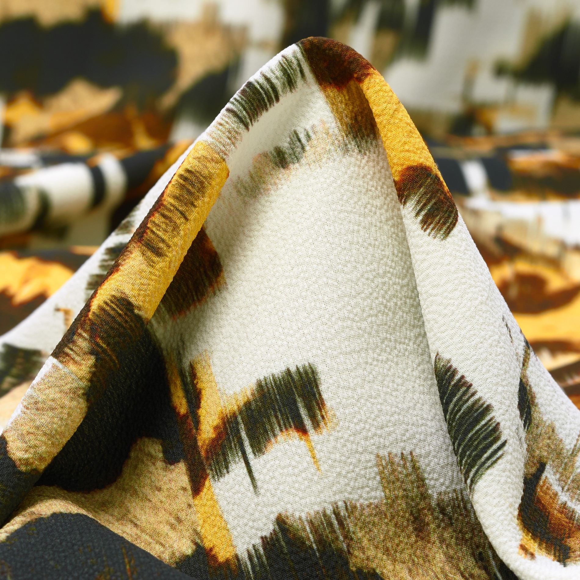 CRÊPE, ELASTIC, PRINTED, GOLDEN APRICOT&SNOW WHITE (F000031726)