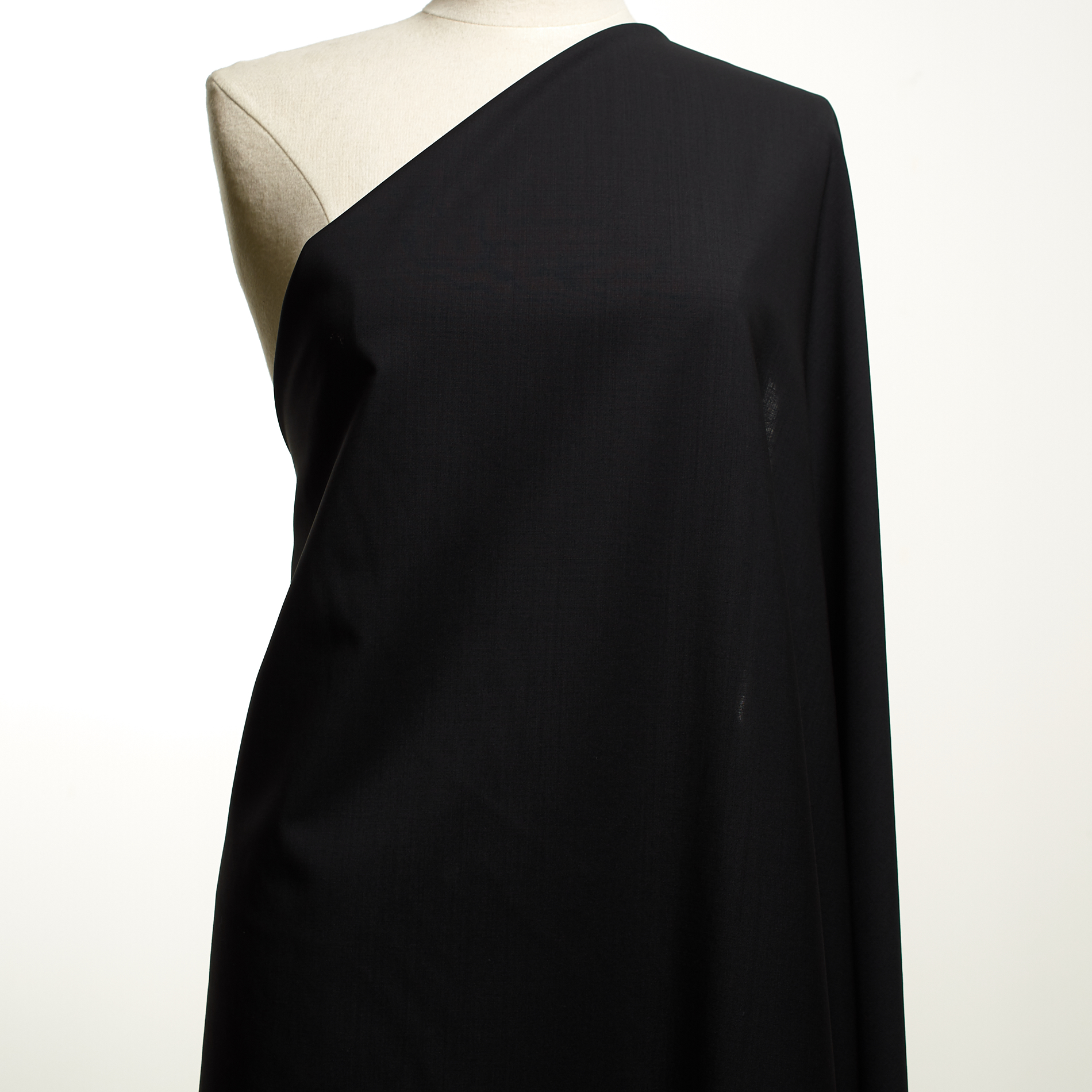 FINE WOOL, RAVEN BLACK (F000030161) - Mannequin