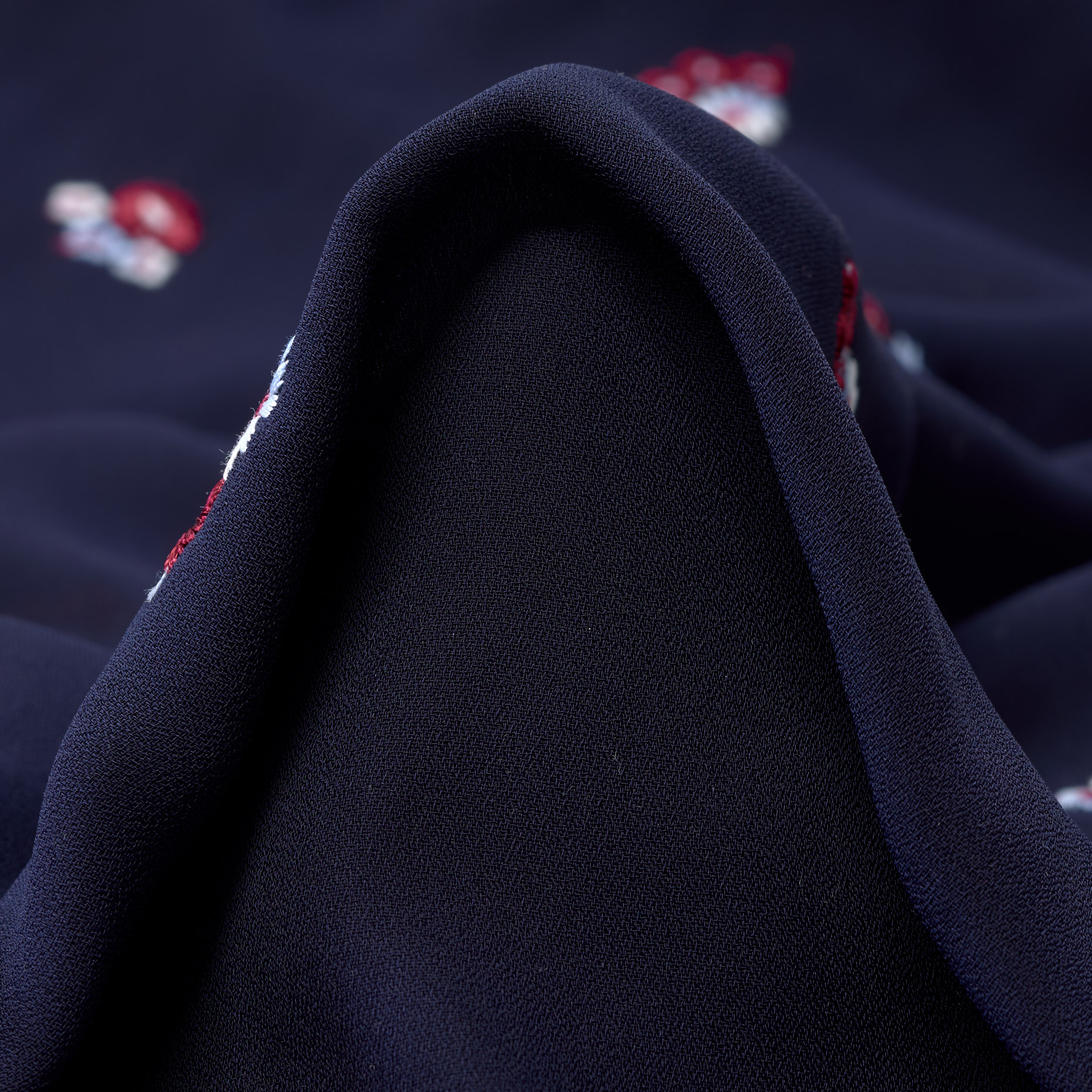 Crêpe De Chine, Haftowane, Kwiatowy, Savvy Red&Parisian Night (F000003910)