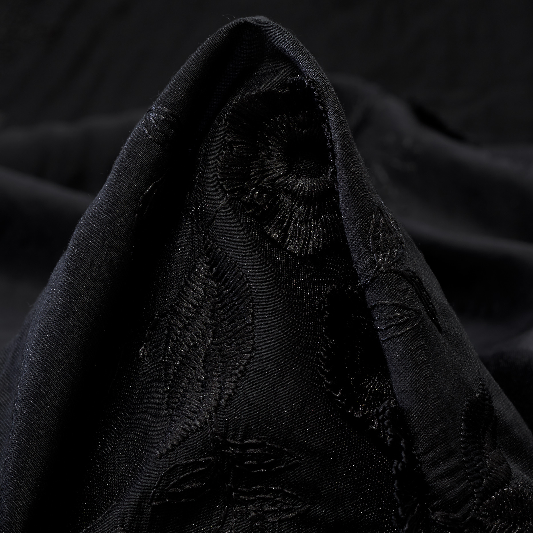 BATISTE, LYOCELL, EMBROIDERED, RAVEN BLACK (F000049574)