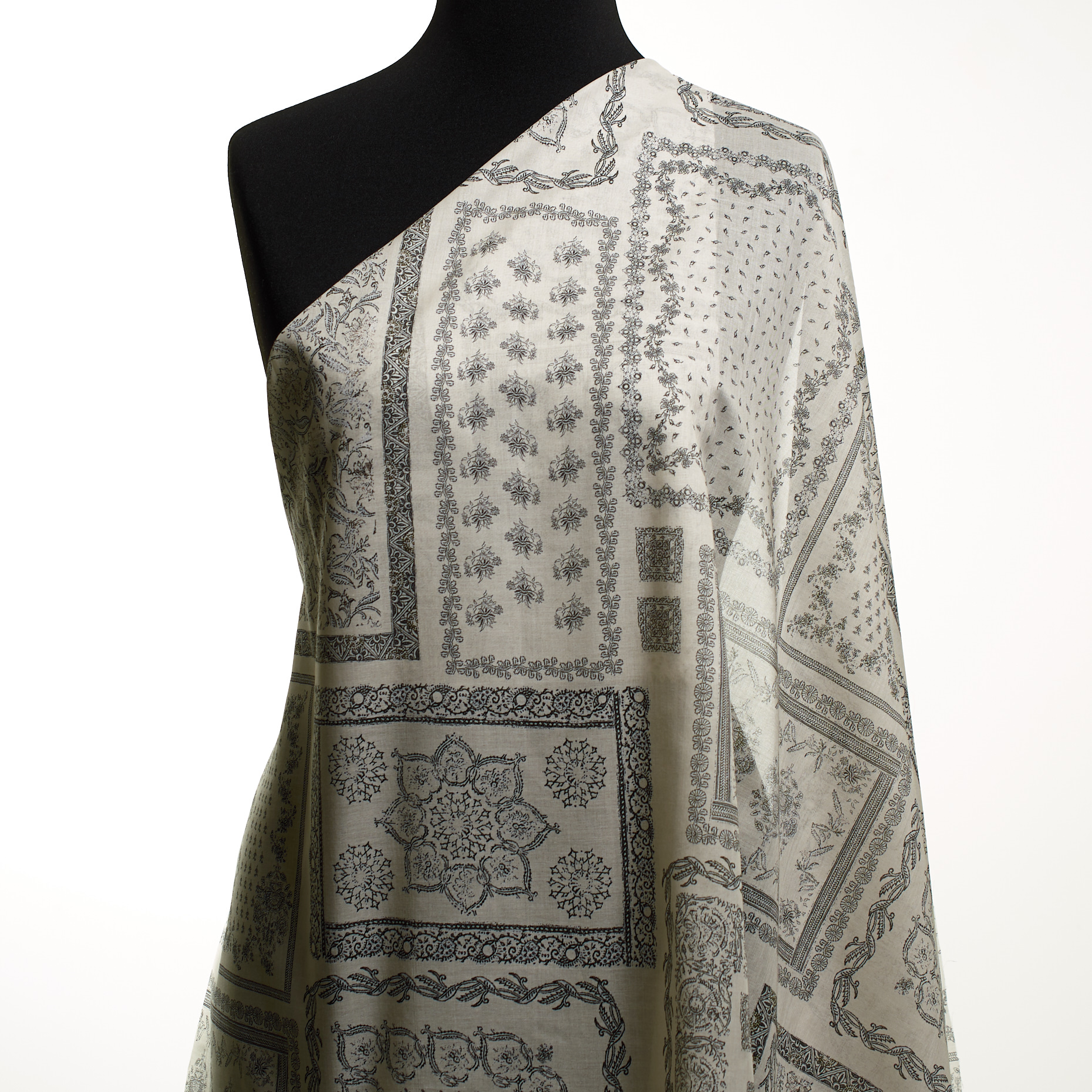 BATISTE, COTTON, PRINTED, VAPOROUS GRAY&RAVEN BLACK (F000049262) - Mannequin