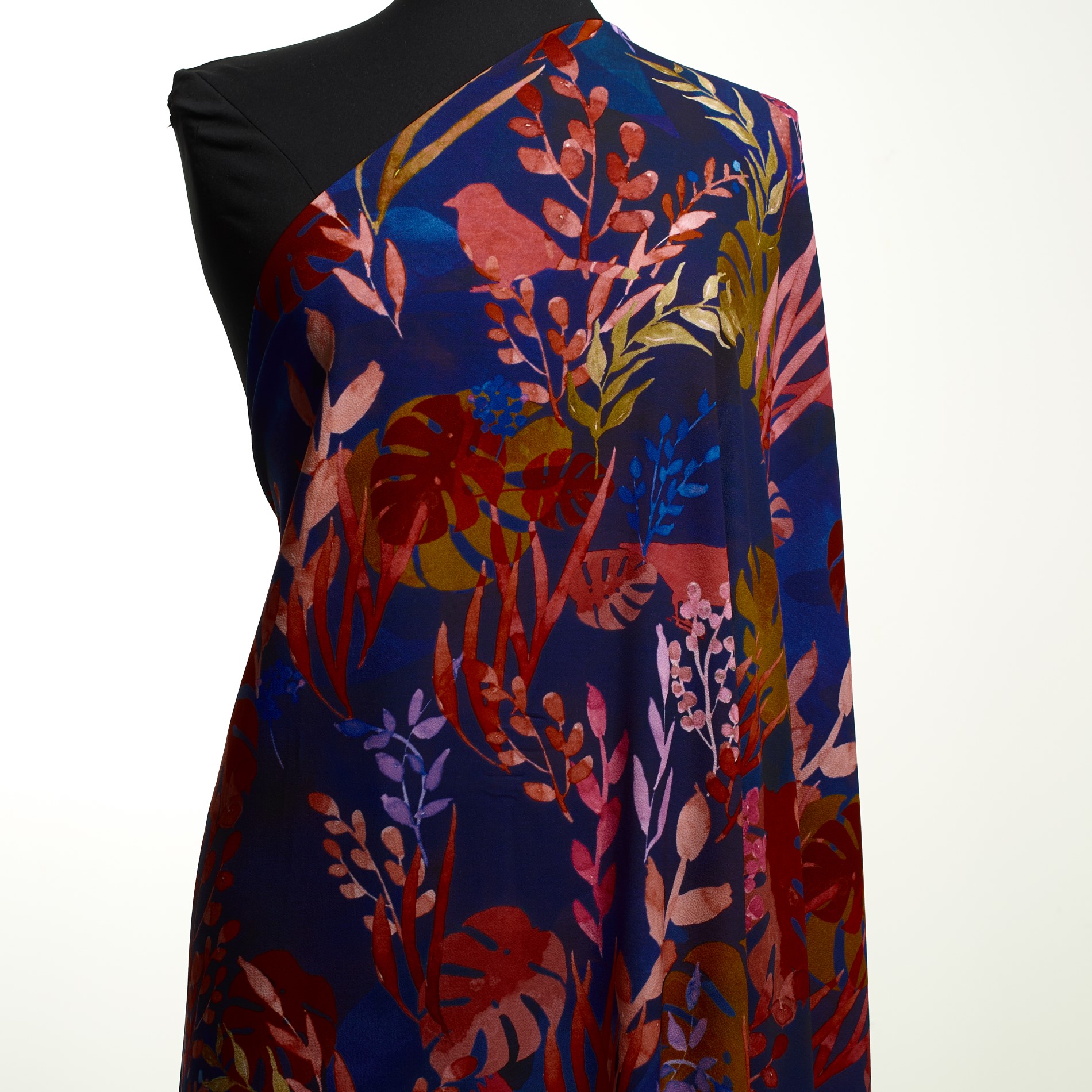 CRÊPE, ELASTIC, FLORAL, RED ALERT&BLUE DEPTHS (F000031169) - Mannequin