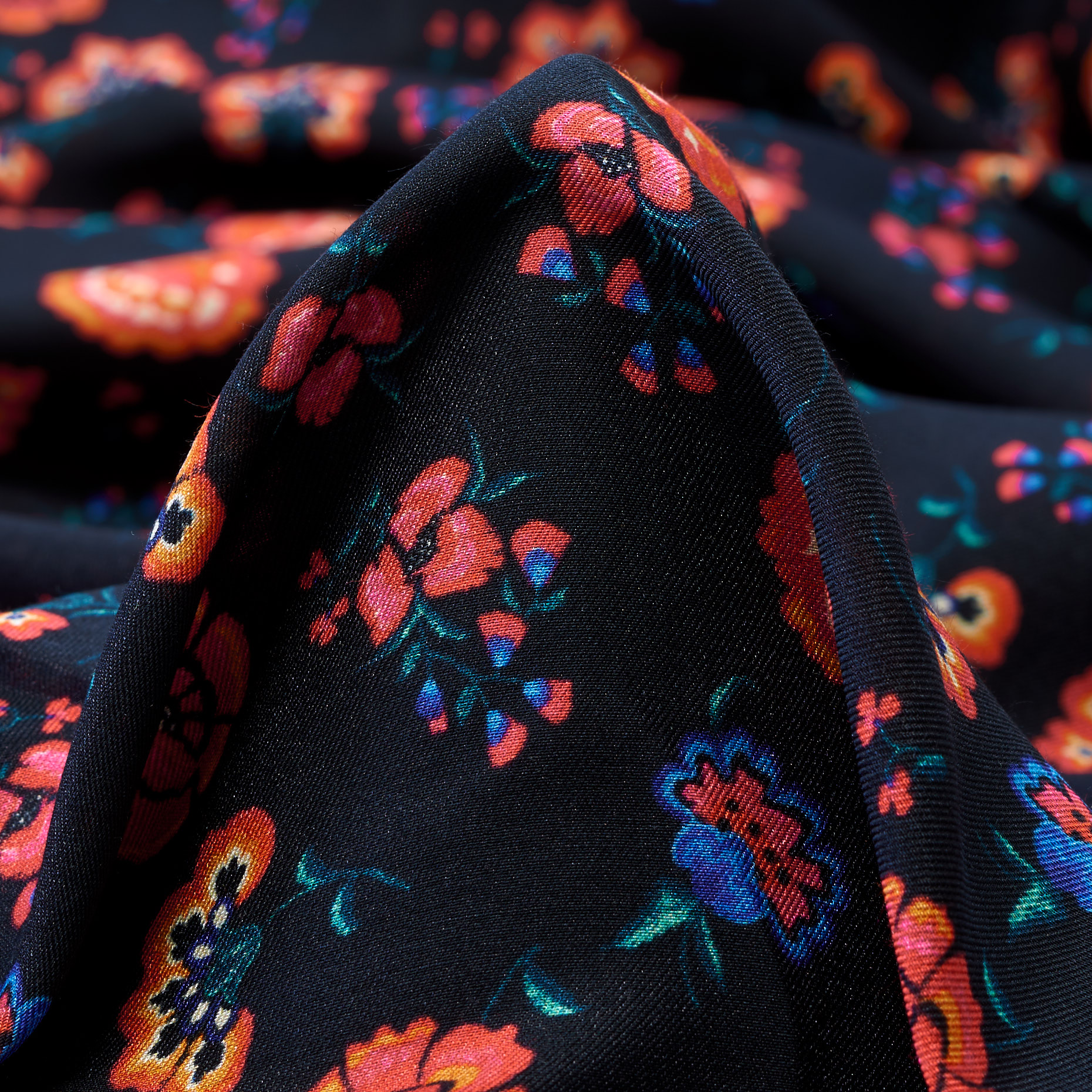 VISCOSE, SILK BLEND, FLORAL, RED ALERT&RAVEN BLACK (F000040023)