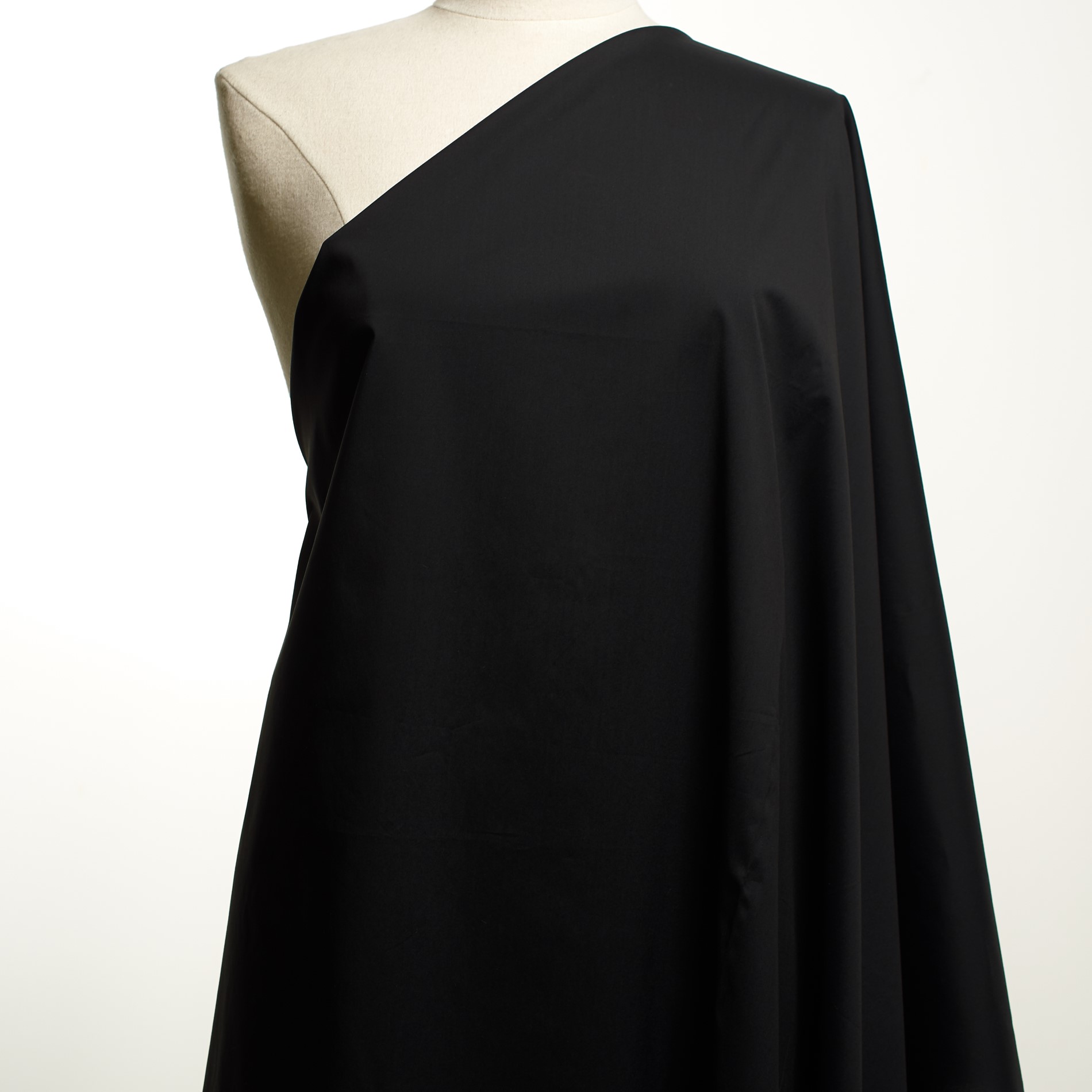POPLIN, COTTON ELASTIC, RAVEN BLACK (P1-0000060) - Mannequin