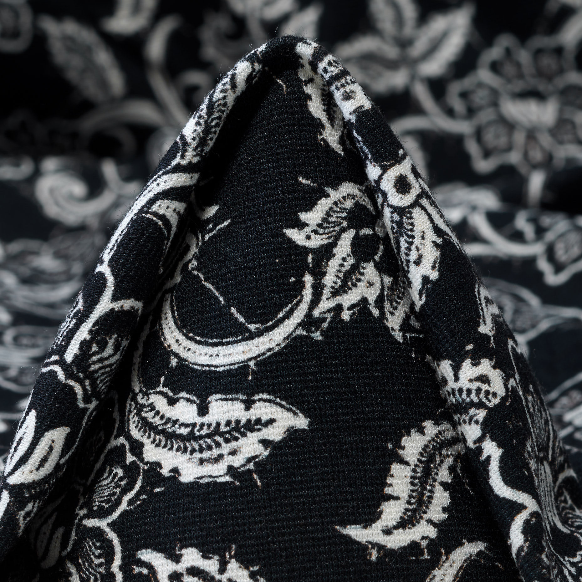 JERSEY, VISCOSE, FLORAL, JET BLACK (F000015472)