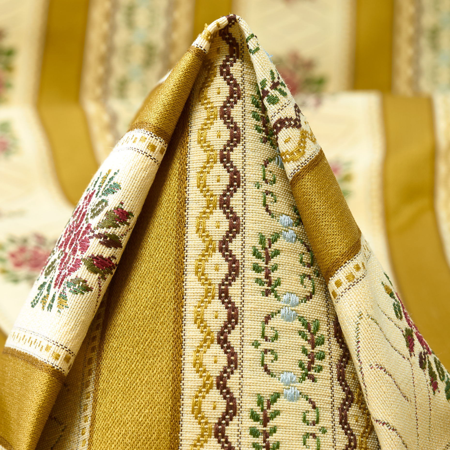 JACQUARD, COTTON, FLORAL, ANTIQUE WHITE&OLIVE OIL (F000049599)