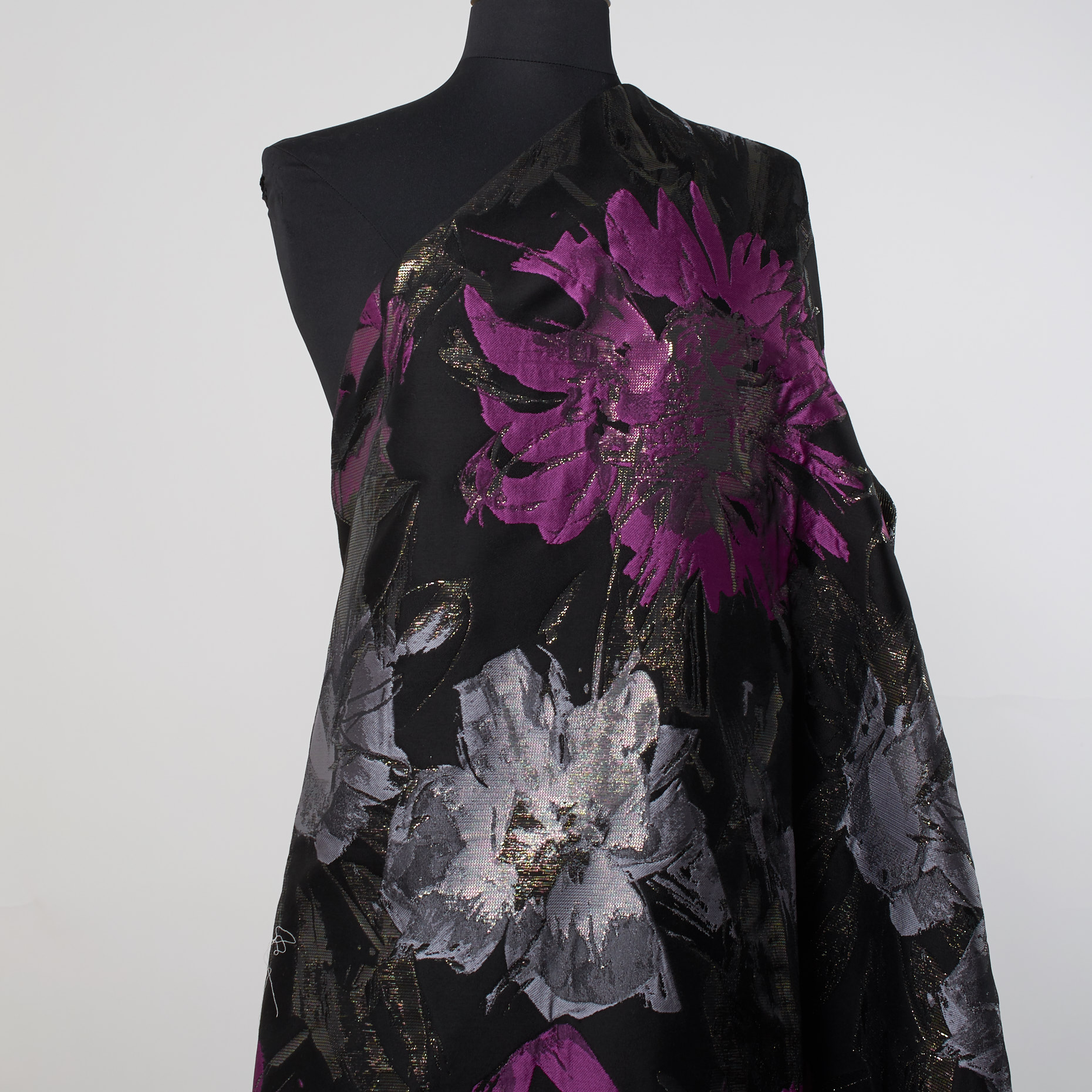 JACQUARD, COTTON, METALLIC, RAVEN BLACK&DAHLIA MAUVE (F000020906) - Mannequin
