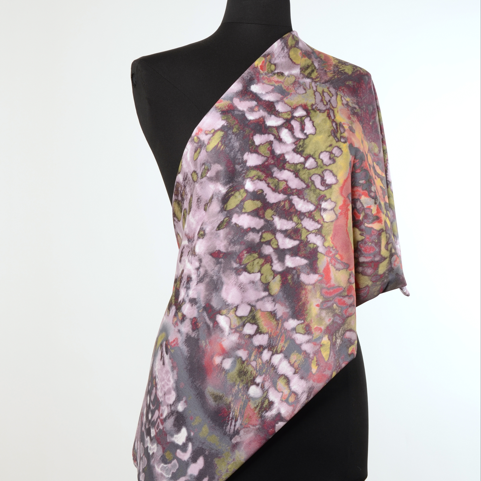 JERSEY, VISCOSE, PRINTED, MULTICOLOR (F000007455) - Mannequin