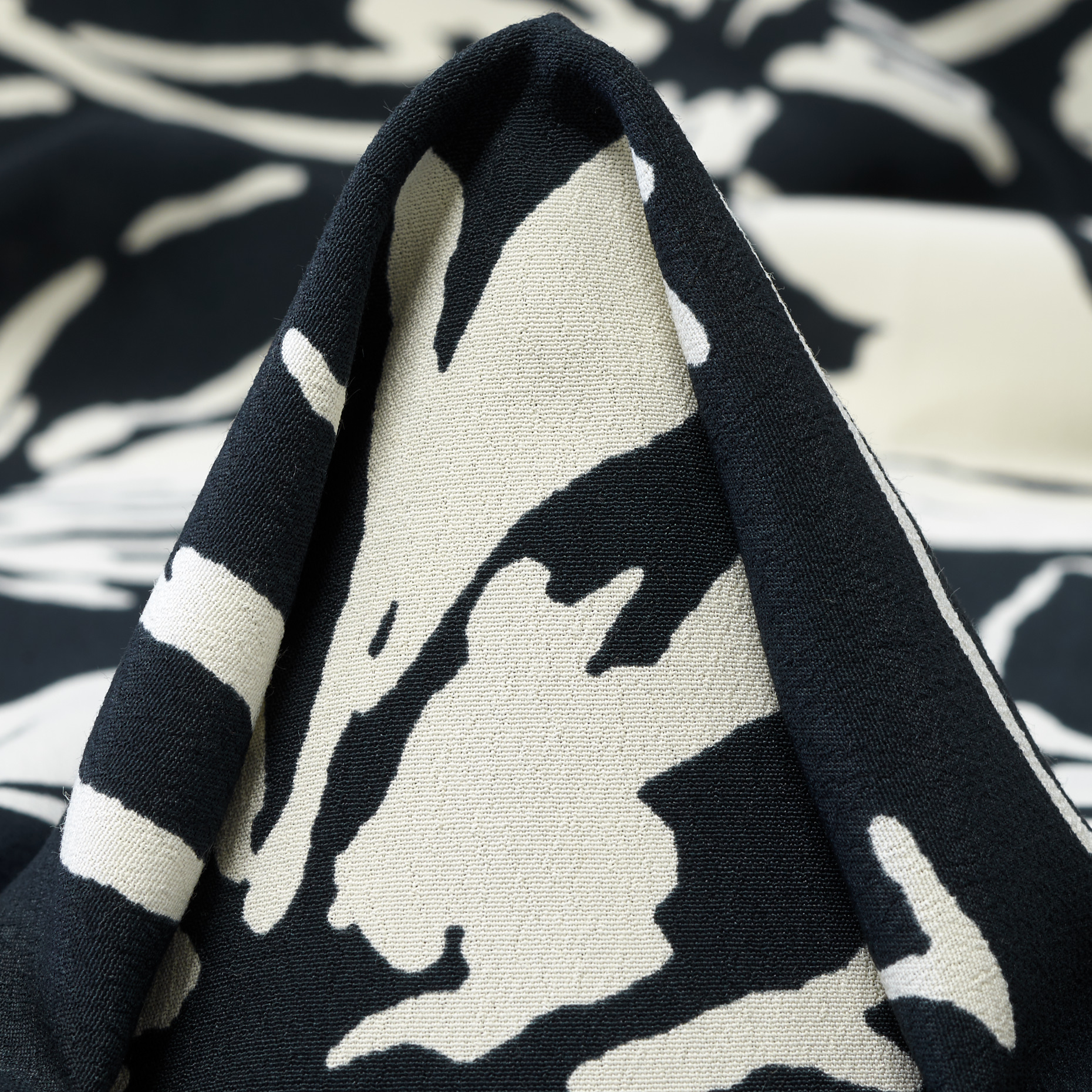 CRÊPE DE CHINE, VISCOSE, PRINTED, VANILLA ICE&RAVEN BLACK (F000049393)