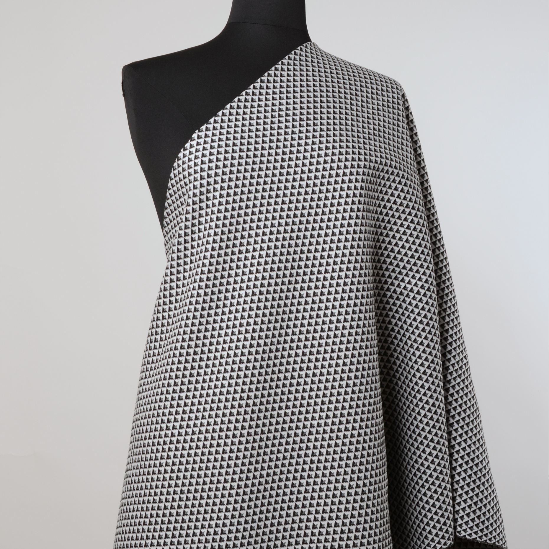 JACQUARD, COTTON, GEOMETRIC DESIGN, BRILLIANT WHITE&BLACK BEAUTY (F000022209) - Mannequin