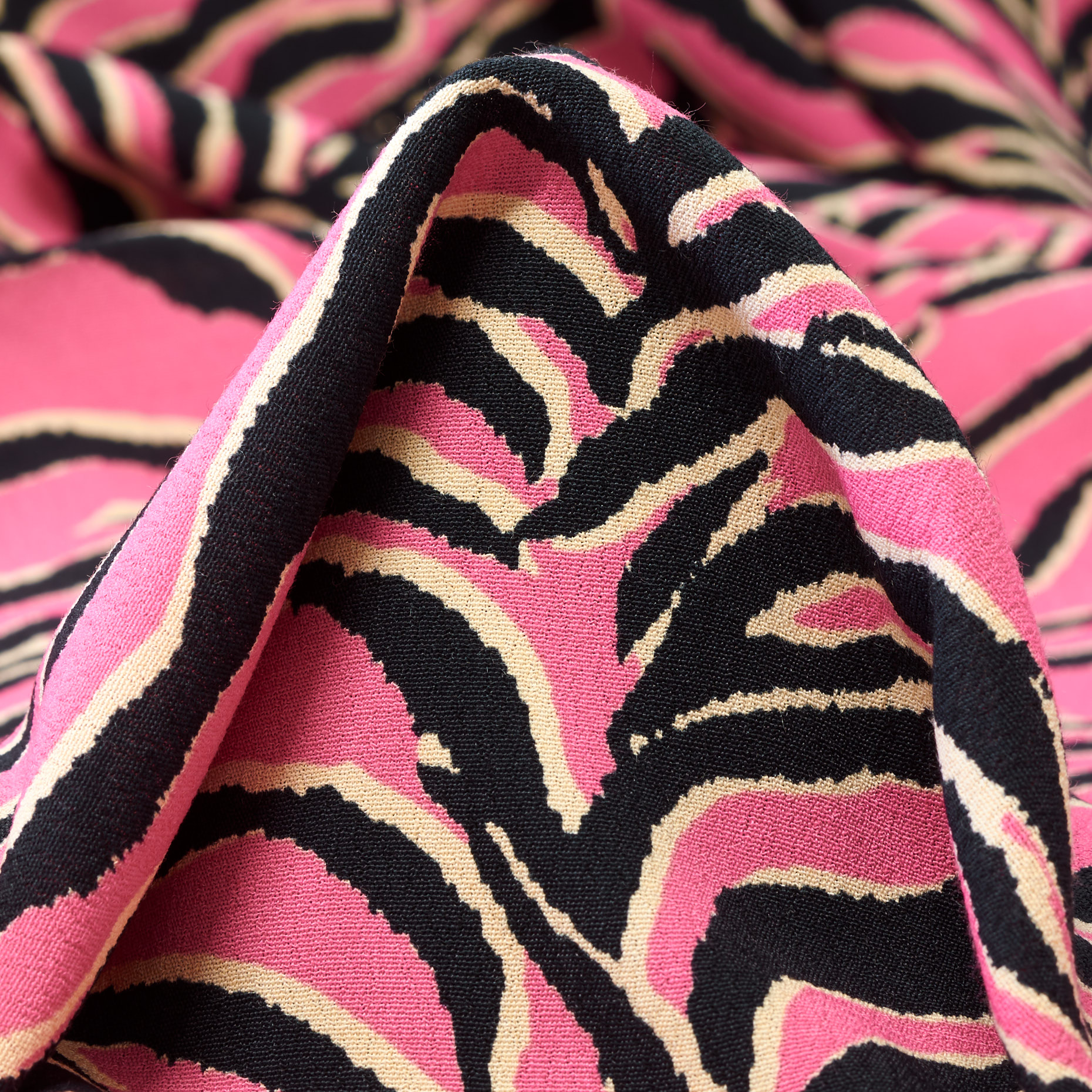 CRÊPE, VISCOSE, PRINTED, AZALEA PINK&RAVEN BLACK (F000040091)